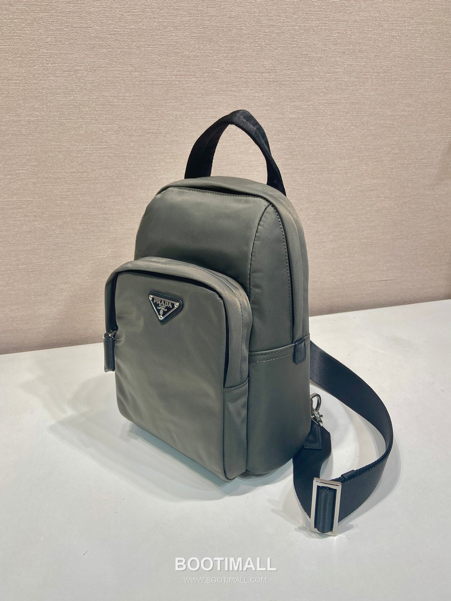Prada Re-Nylon Chest Bag with Saffiano Leather Trim and Triangle Logo Detail 프라다 리나일론 사피아노 트림 삼각로고 체스트백 2VZ116 20cm 3