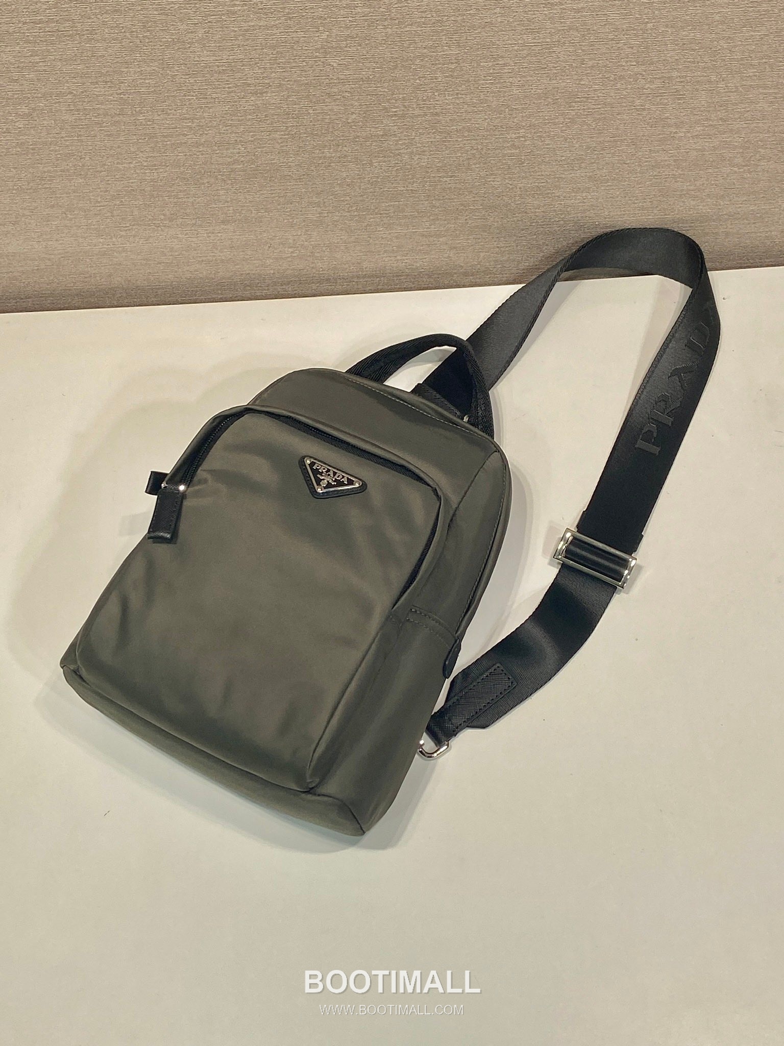 Prada Re-Nylon Chest Bag with Saffiano Leather Trim and Triangle Logo Detail 프라다 리나일론 사피아노 트림 삼각로고 체스트백 2VZ116 20cm 4