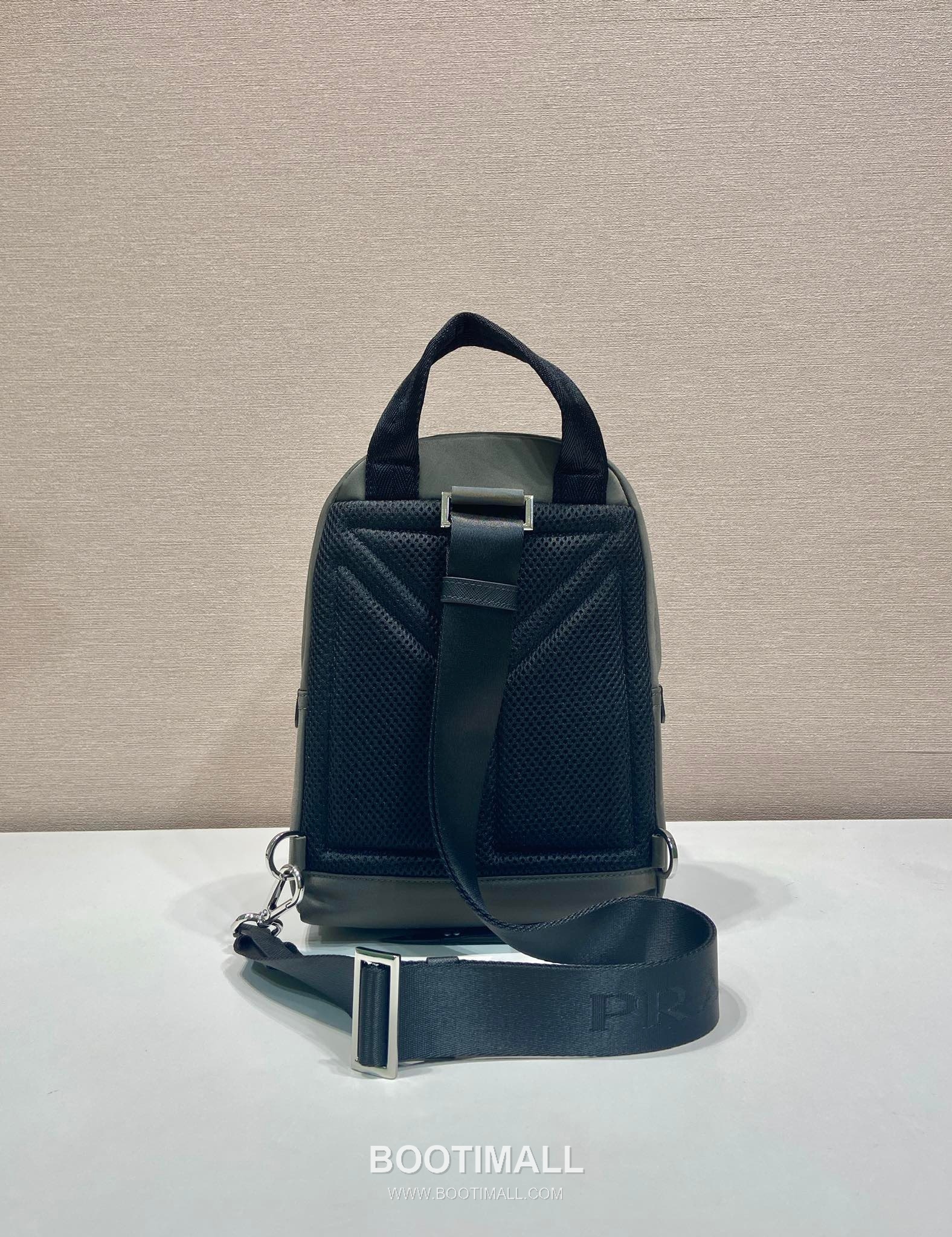 Prada Re-Nylon Chest Bag with Saffiano Leather Trim and Triangle Logo Detail 프라다 리나일론 사피아노 트림 삼각로고 체스트백 2VZ116 20cm 5