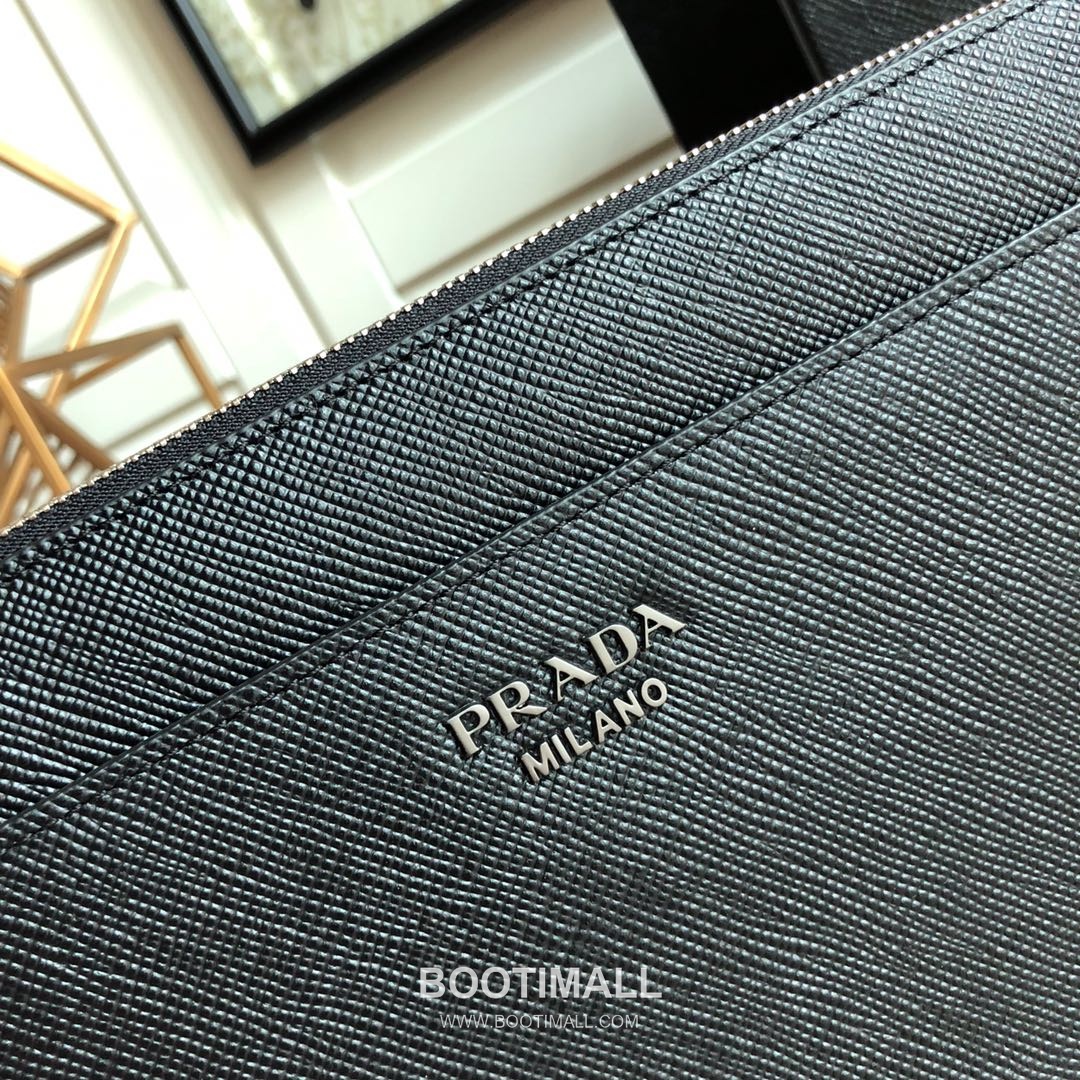 Prada Saffiano Calfskin Clutch Bag with Wrist Strap and Card Slot Detail 프라다 사피아노 카프스킨 손목스트랩 카드슬롯 클러치 2VF019 26cm 3