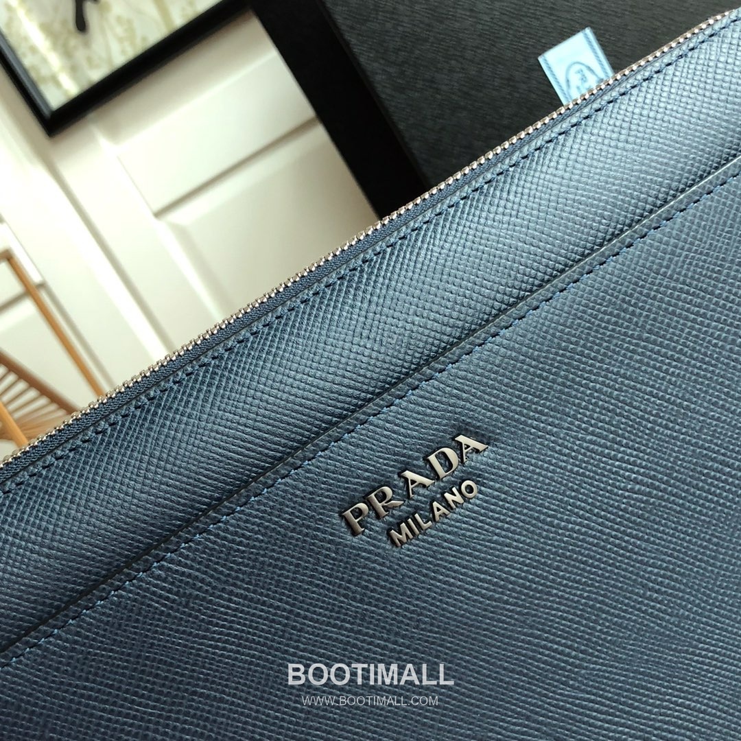 Prada Saffiano Calfskin Clutch Bag with Wrist Strap and Card Slot Detail 프라다 사피아노 카프스킨 손목스트랩 카드슬롯 클러치 2VF019 26cm 3