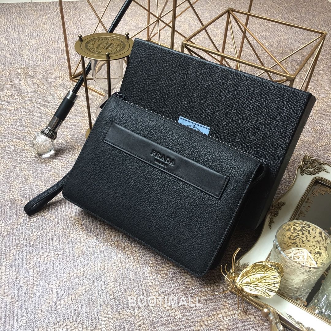 Prada Deer Grain Calfskin Clutch Bag with Full Leather Interior and Metal Logo Detail 프라다 디어그레인 카프스킨 풀레더 메탈로고 클러치 001A 26cm 1