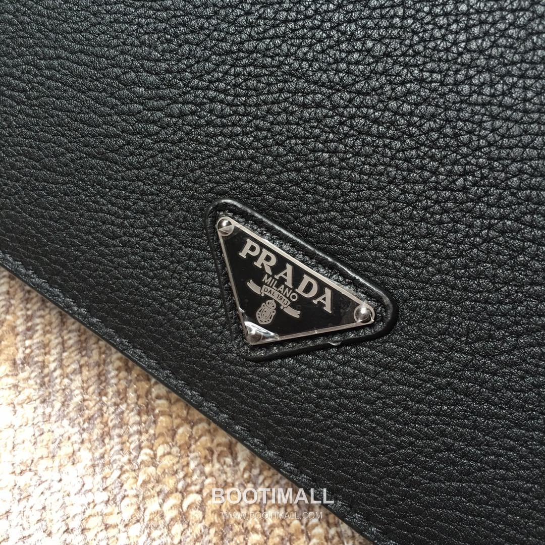 Prada Deer Grain Calfskin Clutch Bag with Full Leather Interior and Metal Logo Detail 프라다 디어그레인 카프스킨 풀레더 메탈로고 클러치 001A 26cm 5