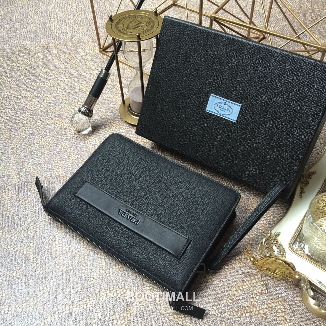Prada Deer Grain Calfskin Clutch Bag with Full Leather Interior and Metal Logo Detail 프라다 디어그레인 카프스킨 풀레더 메탈로고 클러치 001A 26cm 6