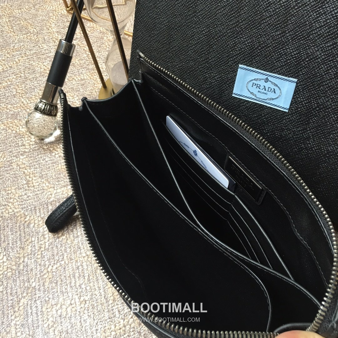 Prada Deer Grain Calfskin Clutch Bag with Full Leather Interior and Metal Logo Detail 프라다 디어그레인 카프스킨 풀레더 메탈로고 클러치 001A 26cm 8