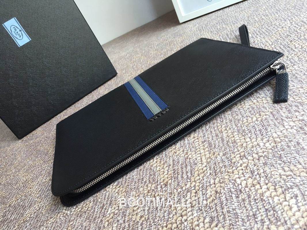 Prada Crossgrain Calfskin Clutch Bag with L-Shaped Zip and Metal Logo Detail 프라다 크로스그레인 카프스킨 L지퍼 메탈로고 클러치 2VN003 33cm 5