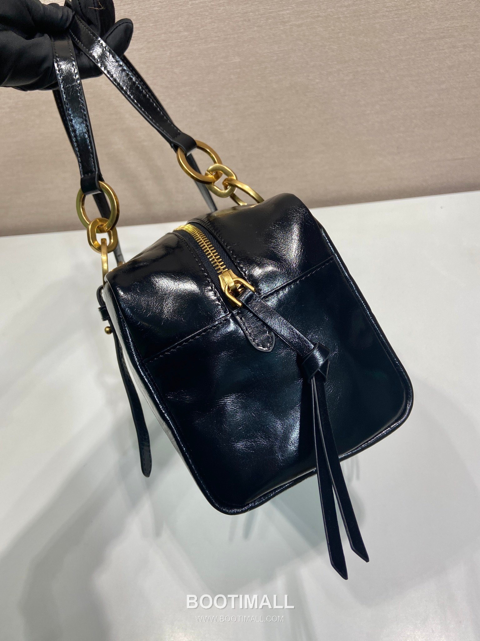 Prada Oiled Wax Calfskin Shoulder Bag with Vintage Metal Hardware and Zip Pocket Detail 프라다 오일왁스 카프스킨 빈티지메탈 지퍼포켓 숄더백 1BB138 30cm 6