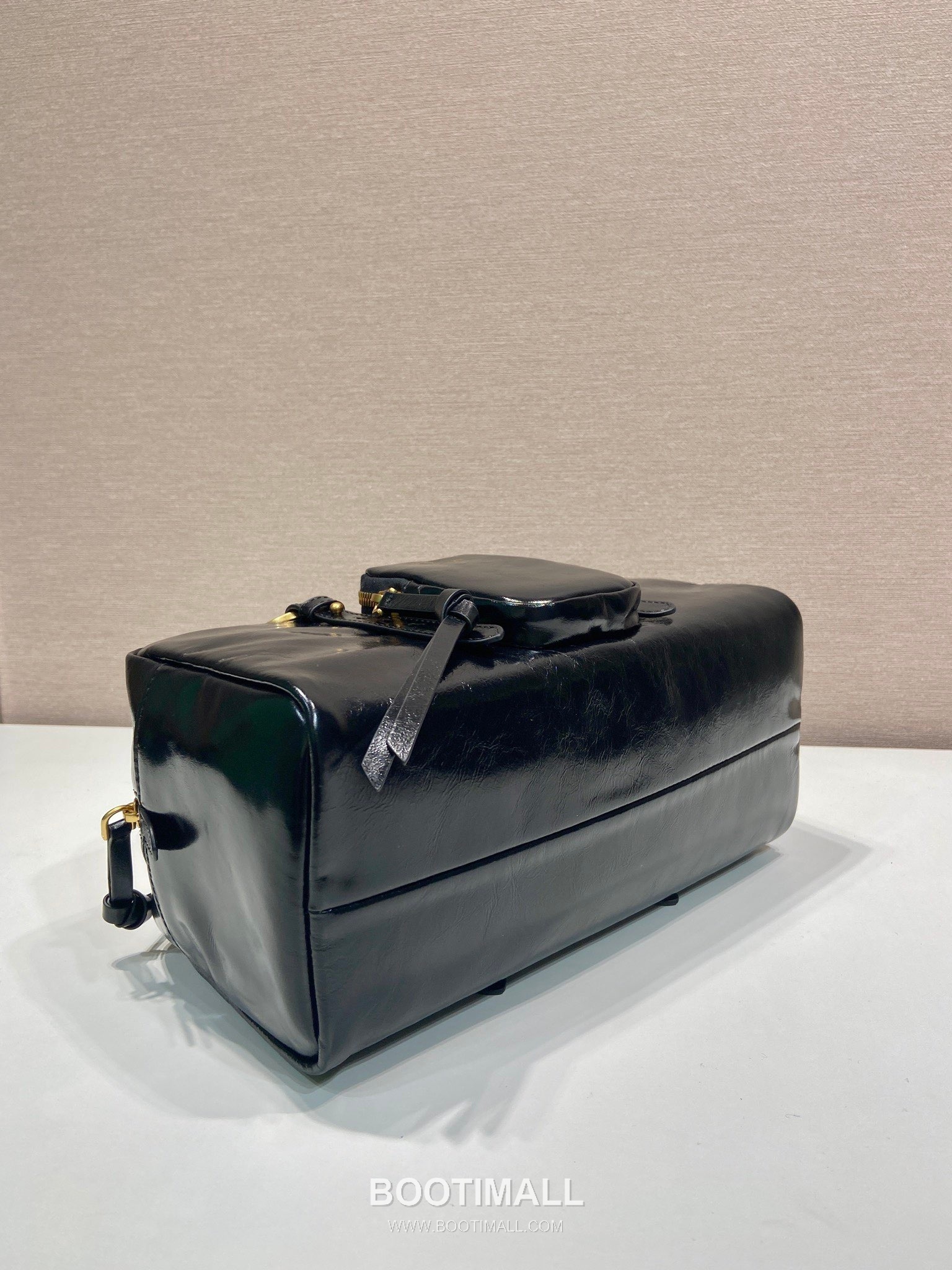 Prada Oiled Wax Calfskin Shoulder Bag with Vintage Metal Hardware and Zip Pocket Detail 프라다 오일왁스 카프스킨 빈티지메탈 지퍼포켓 숄더백 1BB138 30cm 7