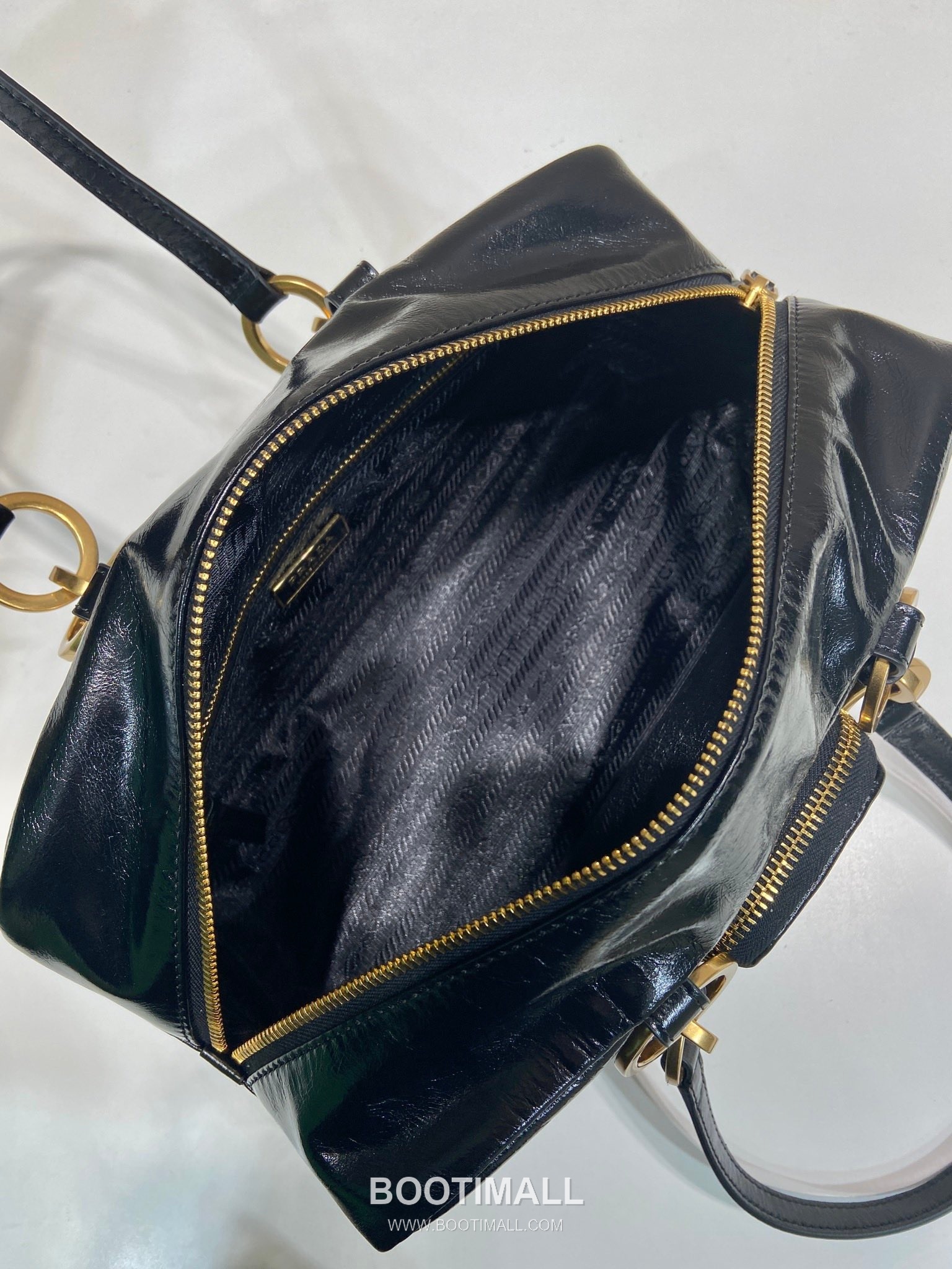 Prada Oiled Wax Calfskin Shoulder Bag with Vintage Metal Hardware and Zip Pocket Detail 프라다 오일왁스 카프스킨 빈티지메탈 지퍼포켓 숄더백 1BB138 30cm 8