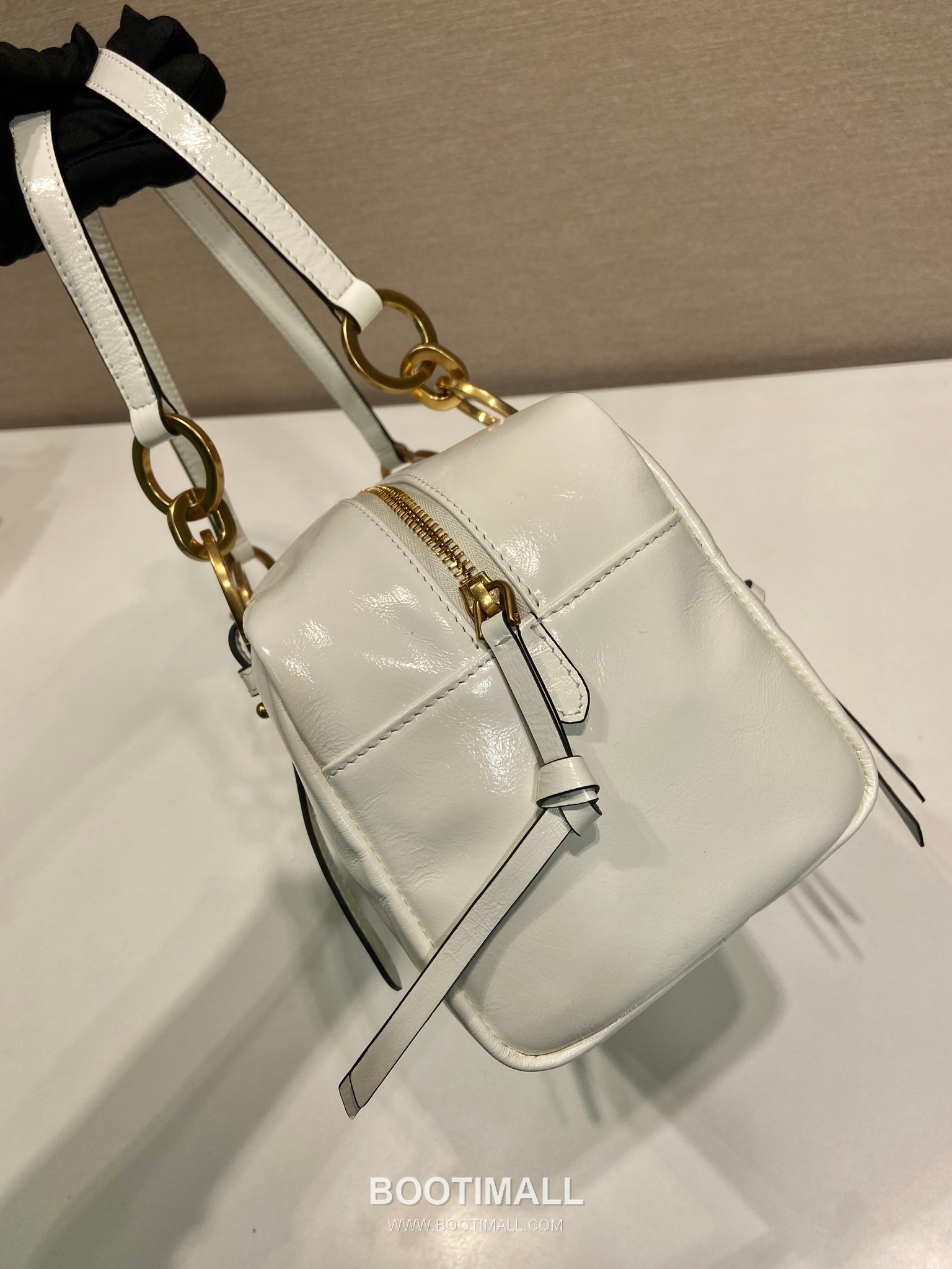 Prada Oiled Wax Calfskin Shoulder Bag with Vintage Metal Hardware and Zip Pocket Detail 프라다 오일왁스 카프스킨 빈티지메탈 지퍼포켓 숄더백 1BB138 30cm 6