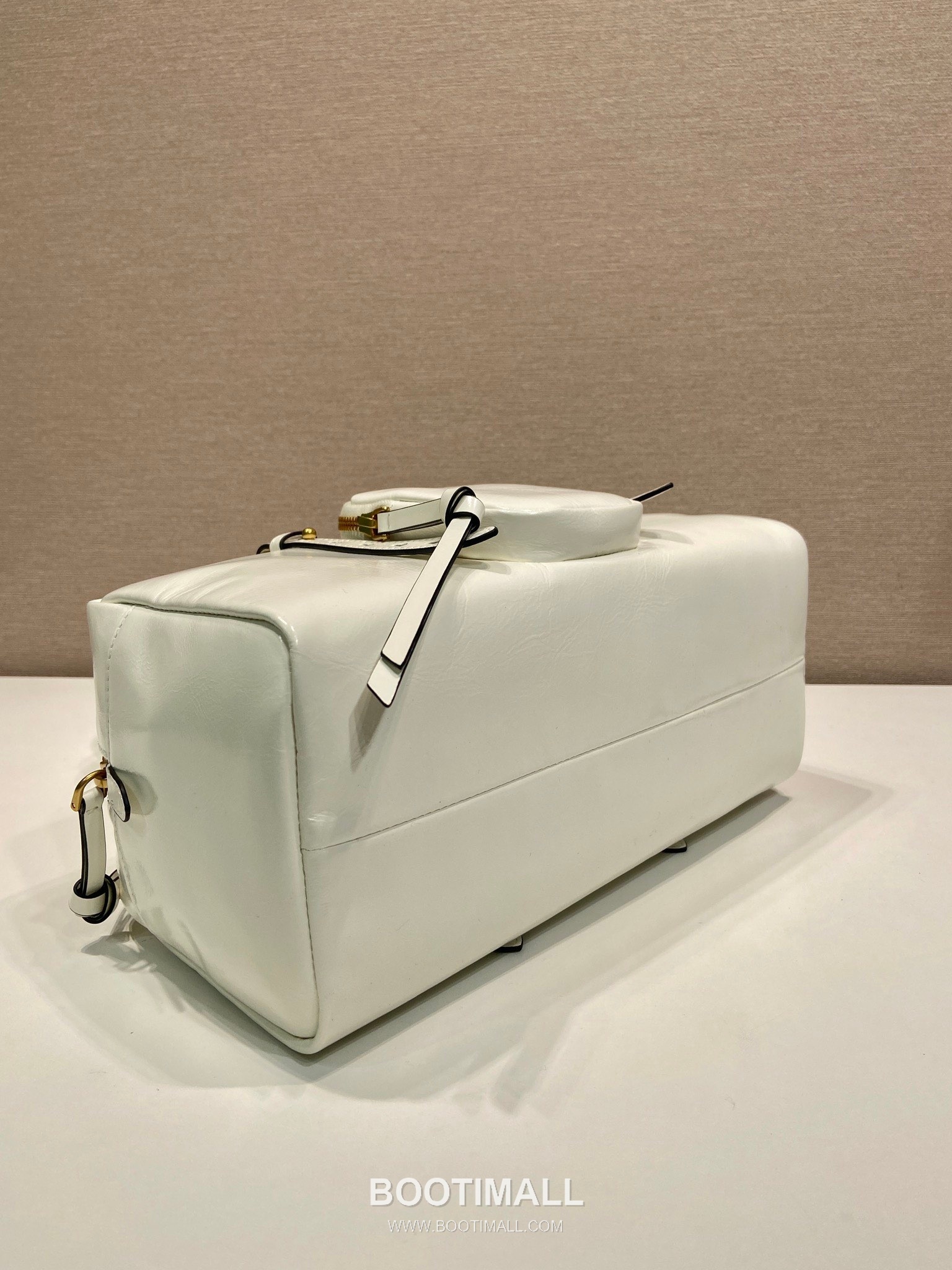 Prada Oiled Wax Calfskin Shoulder Bag with Vintage Metal Hardware and Zip Pocket Detail 프라다 오일왁스 카프스킨 빈티지메탈 지퍼포켓 숄더백 1BB138 30cm 7