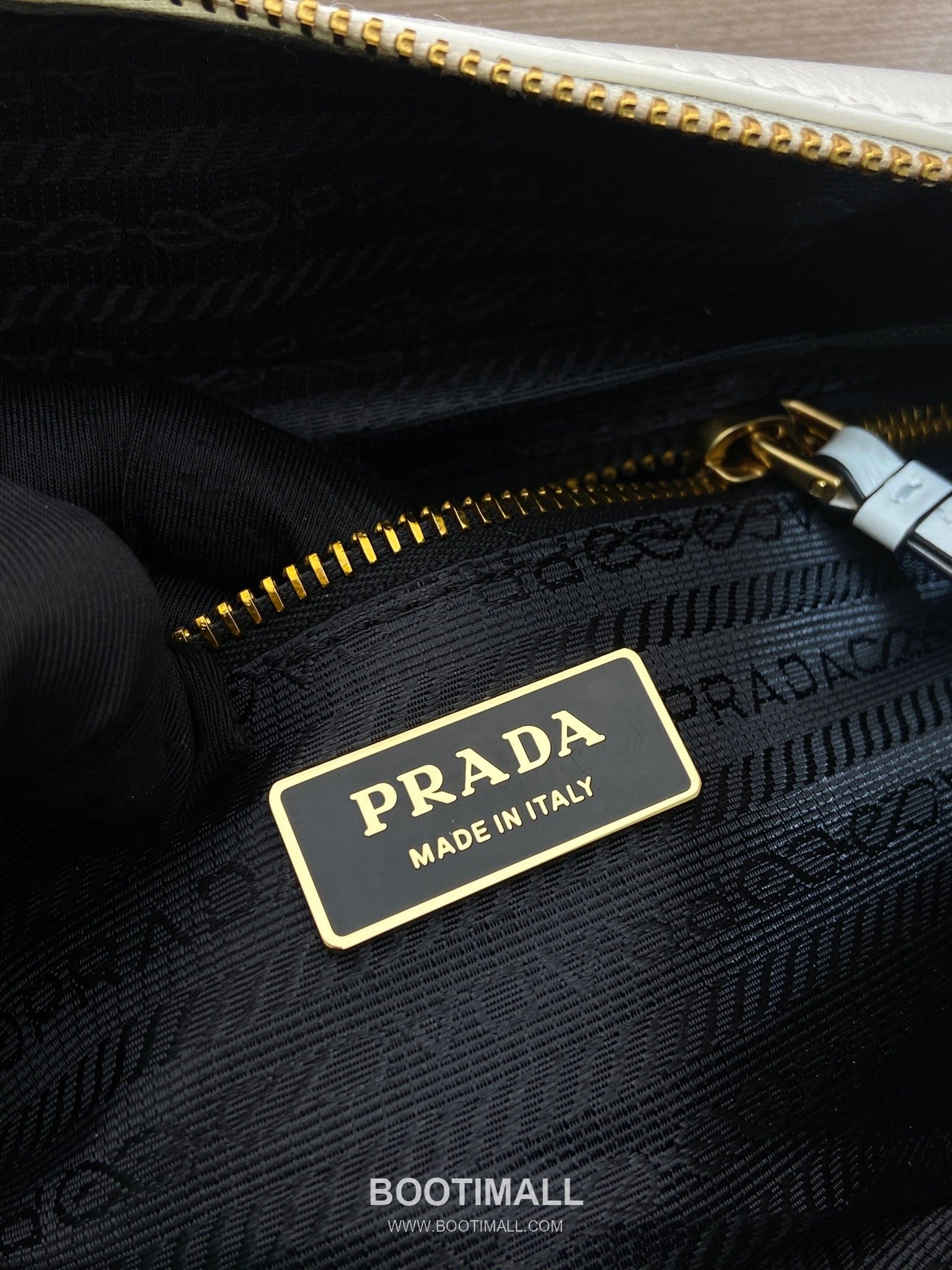 Prada Oiled Wax Calfskin Shoulder Bag with Vintage Metal Hardware and Zip Pocket Detail 프라다 오일왁스 카프스킨 빈티지메탈 지퍼포켓 숄더백 1BB138 30cm 9