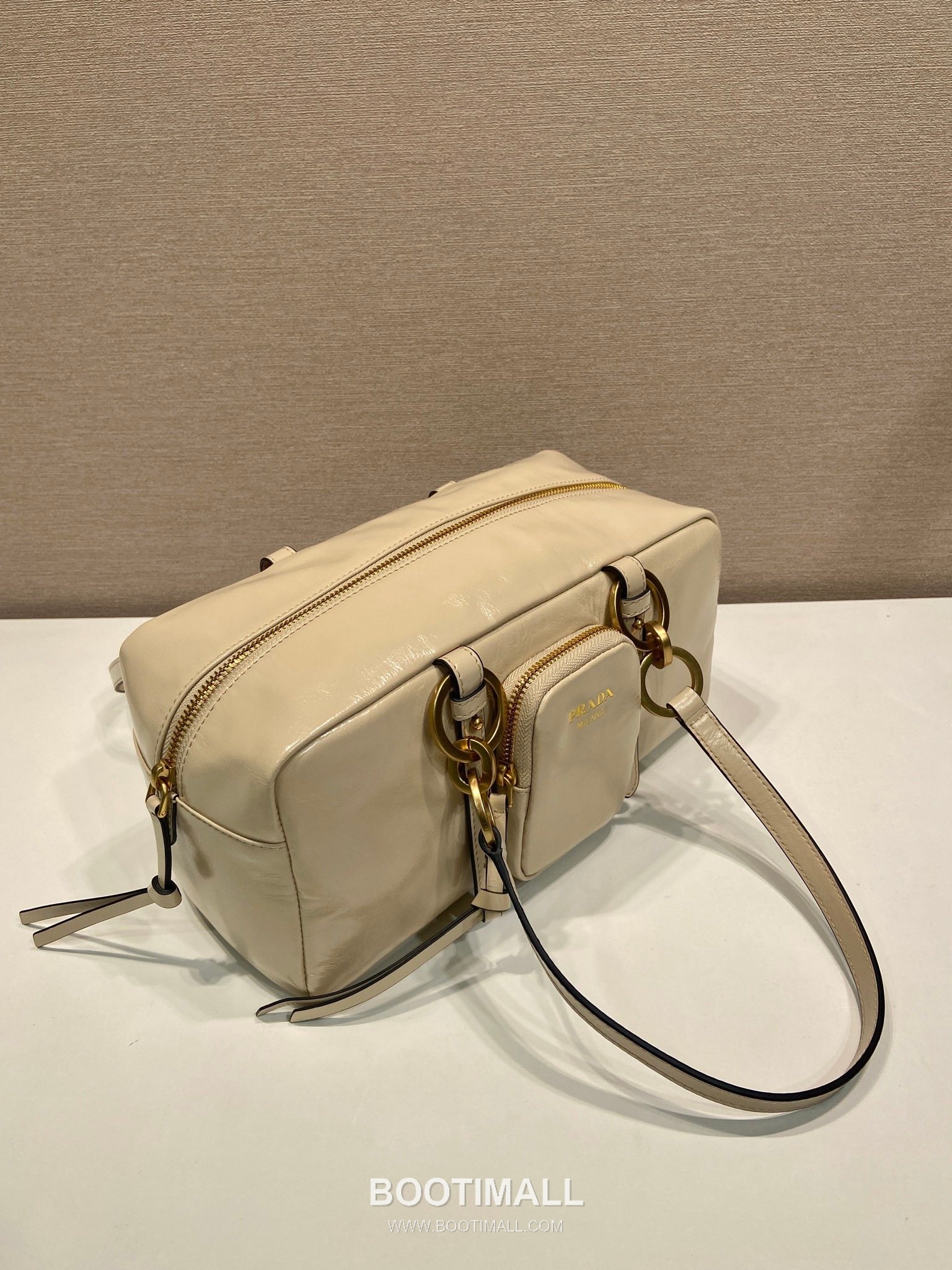 Prada Oiled Wax Calfskin Shoulder Bag with Vintage Metal Hardware and Zip Pocket Detail 프라다 오일왁스 카프스킨 빈티지메탈 지퍼포켓 숄더백 1BB138 30cm 5