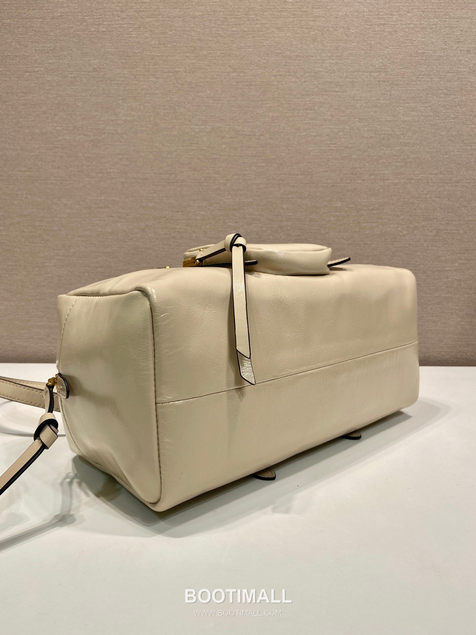 Prada Oiled Wax Calfskin Shoulder Bag with Vintage Metal Hardware and Zip Pocket Detail 프라다 오일왁스 카프스킨 빈티지메탈 지퍼포켓 숄더백 1BB138 30cm 7