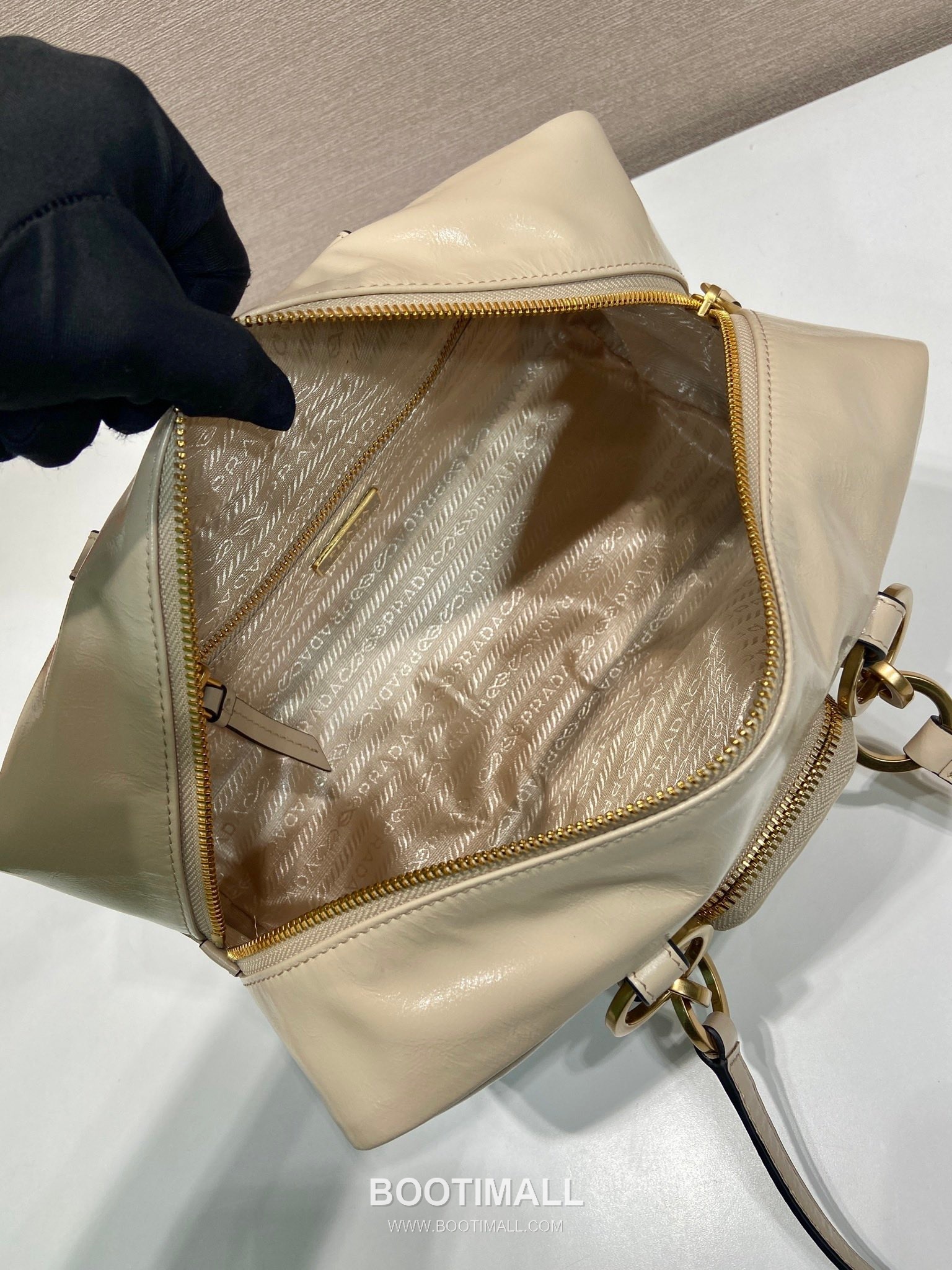 Prada Oiled Wax Calfskin Shoulder Bag with Vintage Metal Hardware and Zip Pocket Detail 프라다 오일왁스 카프스킨 빈티지메탈 지퍼포켓 숄더백 1BB138 30cm 8