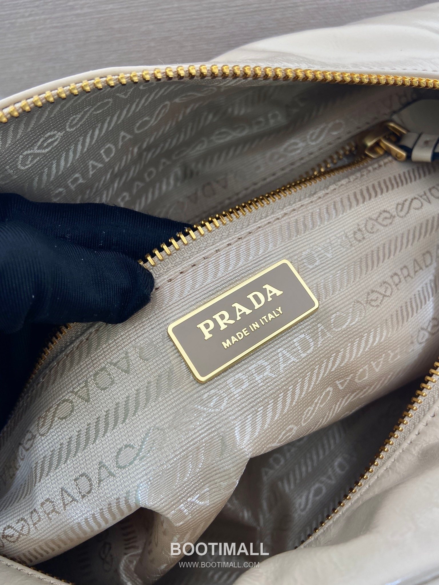 Prada Oiled Wax Calfskin Shoulder Bag with Vintage Metal Hardware and Zip Pocket Detail 프라다 오일왁스 카프스킨 빈티지메탈 지퍼포켓 숄더백 1BB138 30cm 9