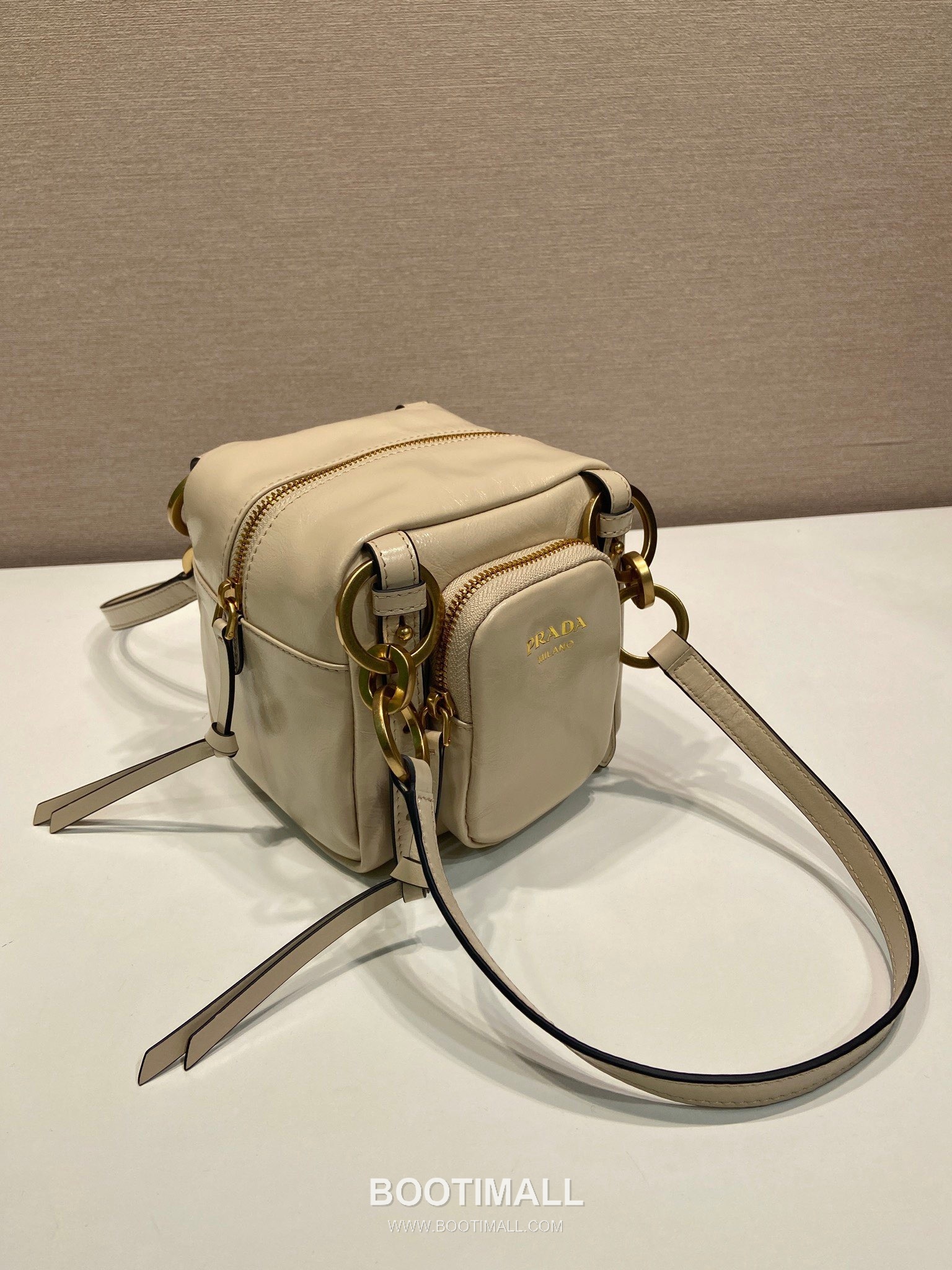 Prada Oiled Wax Calfskin Mini Top Handle Bag with Vintage Metal Hardware and Zip Pocket Detail 프라다 오일왁스 카프스킨 빈티지메탈 지퍼포켓 미니 토트백 1BB137 14cm 4