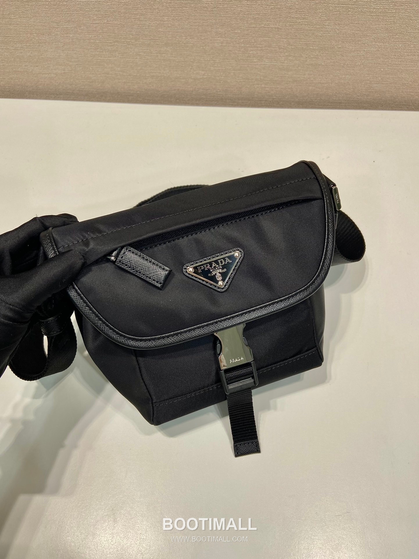 Prada Saffiano Leather and Nylon Messenger Bag with Flap Buckle and Woven Strap Detail 프라다 사피아노 나일론 플랩버클 우븐스트랩 메신저백 2VD070 16cm 2