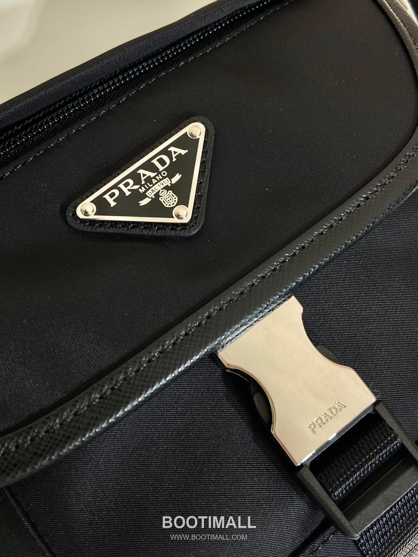 Prada Saffiano Leather and Nylon Messenger Bag with Flap Buckle and Woven Strap Detail 프라다 사피아노 나일론 플랩버클 우븐스트랩 메신저백 2VD070 16cm 7