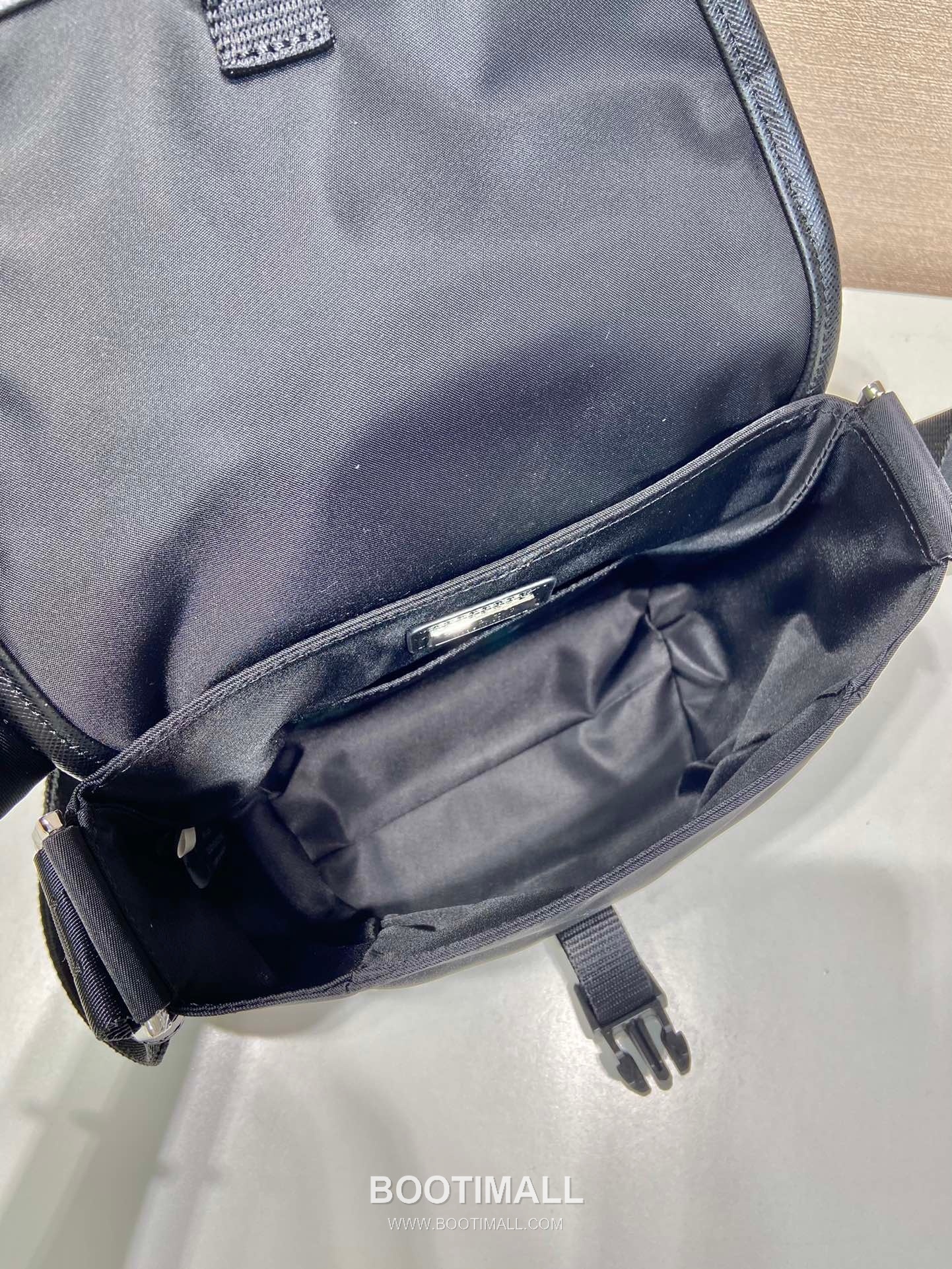 Prada Saffiano Leather and Nylon Messenger Bag with Flap Buckle and Woven Strap Detail 프라다 사피아노 나일론 플랩버클 우븐스트랩 메신저백 2VD070 16cm 8