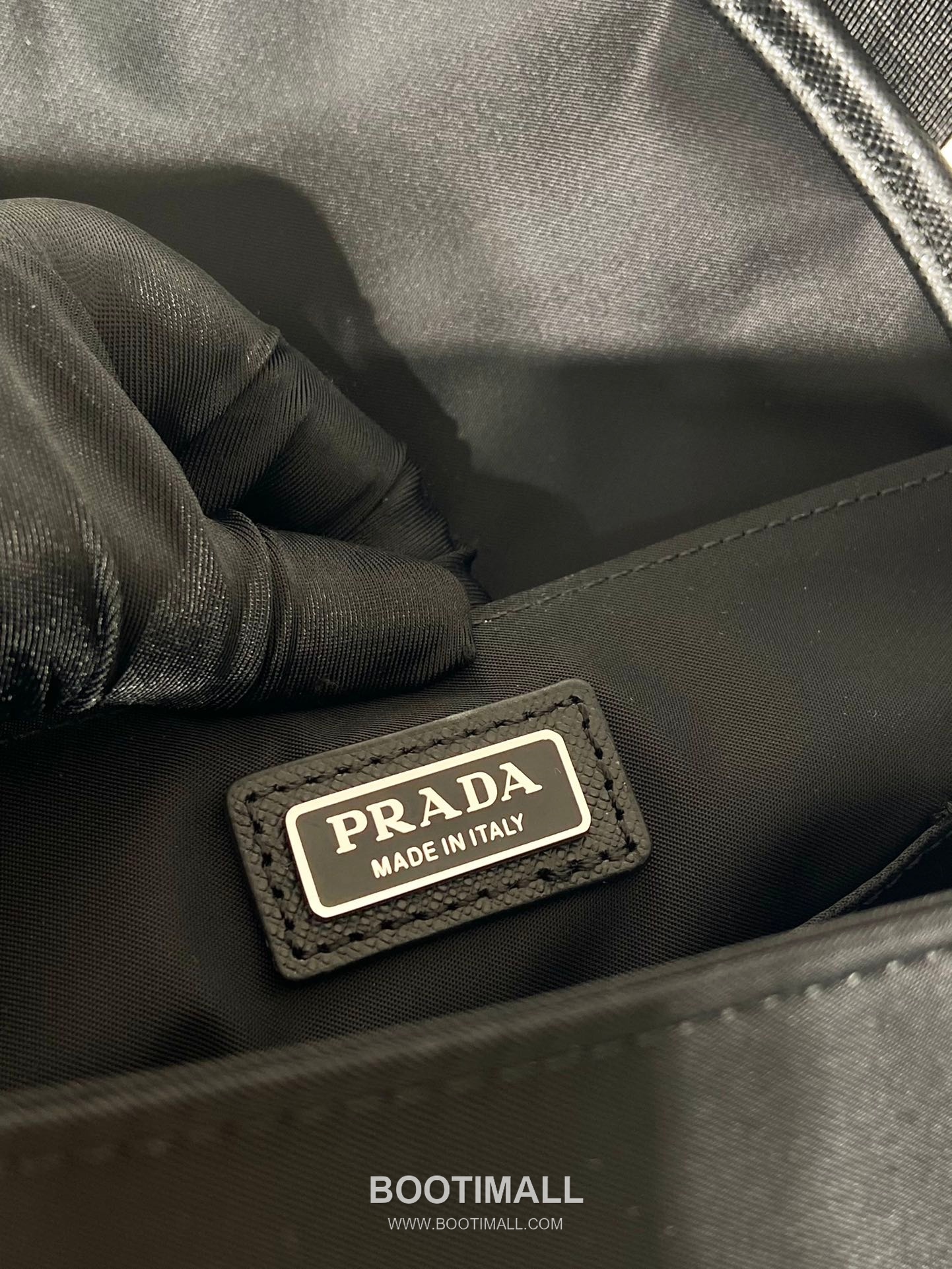 Prada Saffiano Leather and Nylon Messenger Bag with Flap Buckle and Woven Strap Detail 프라다 사피아노 나일론 플랩버클 우븐스트랩 메신저백 2VD070 16cm 9
