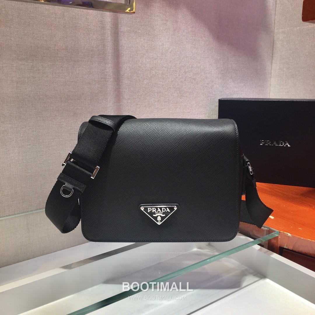 Prada Saffiano Calfskin Messenger Bag with Triangle Logo and Zip Closure Detail 프라다 사피아노 카프스킨 삼각로고 지퍼 메신저백 2VD038 24cm 1