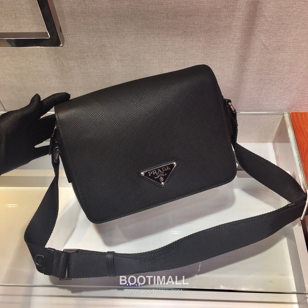 Prada Saffiano Calfskin Messenger Bag with Triangle Logo and Zip Closure Detail 프라다 사피아노 카프스킨 삼각로고 지퍼 메신저백 2VD038 24cm 3