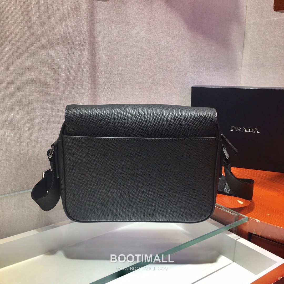 Prada Saffiano Calfskin Messenger Bag with Triangle Logo and Zip Closure Detail 프라다 사피아노 카프스킨 삼각로고 지퍼 메신저백 2VD038 24cm 4