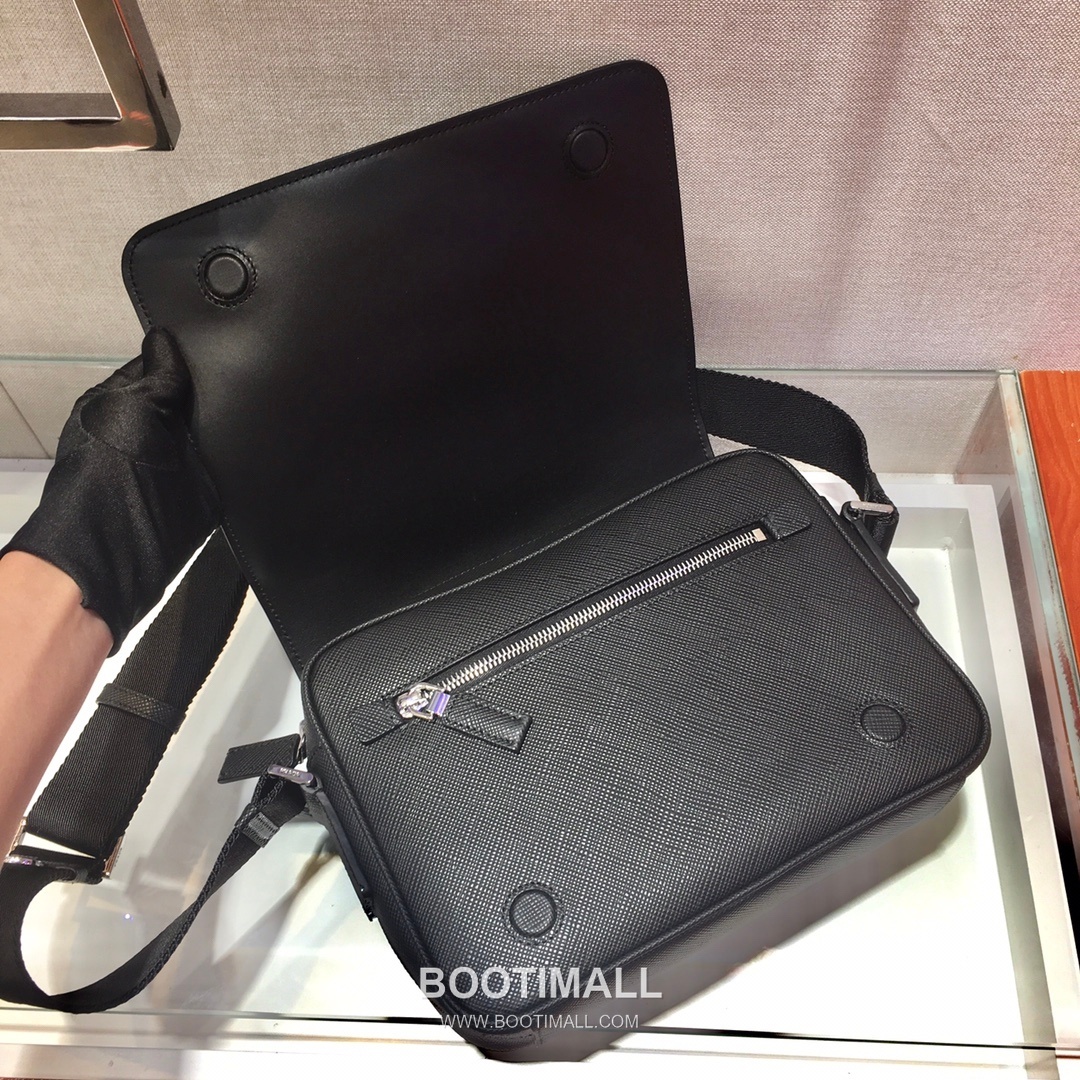 Prada Saffiano Calfskin Messenger Bag with Triangle Logo and Zip Closure Detail 프라다 사피아노 카프스킨 삼각로고 지퍼 메신저백 2VD038 24cm 5