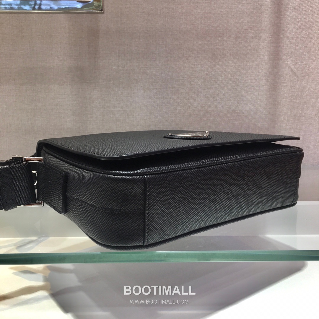 Prada Saffiano Calfskin Messenger Bag with Triangle Logo and Zip Closure Detail 프라다 사피아노 카프스킨 삼각로고 지퍼 메신저백 2VD038 24cm 6