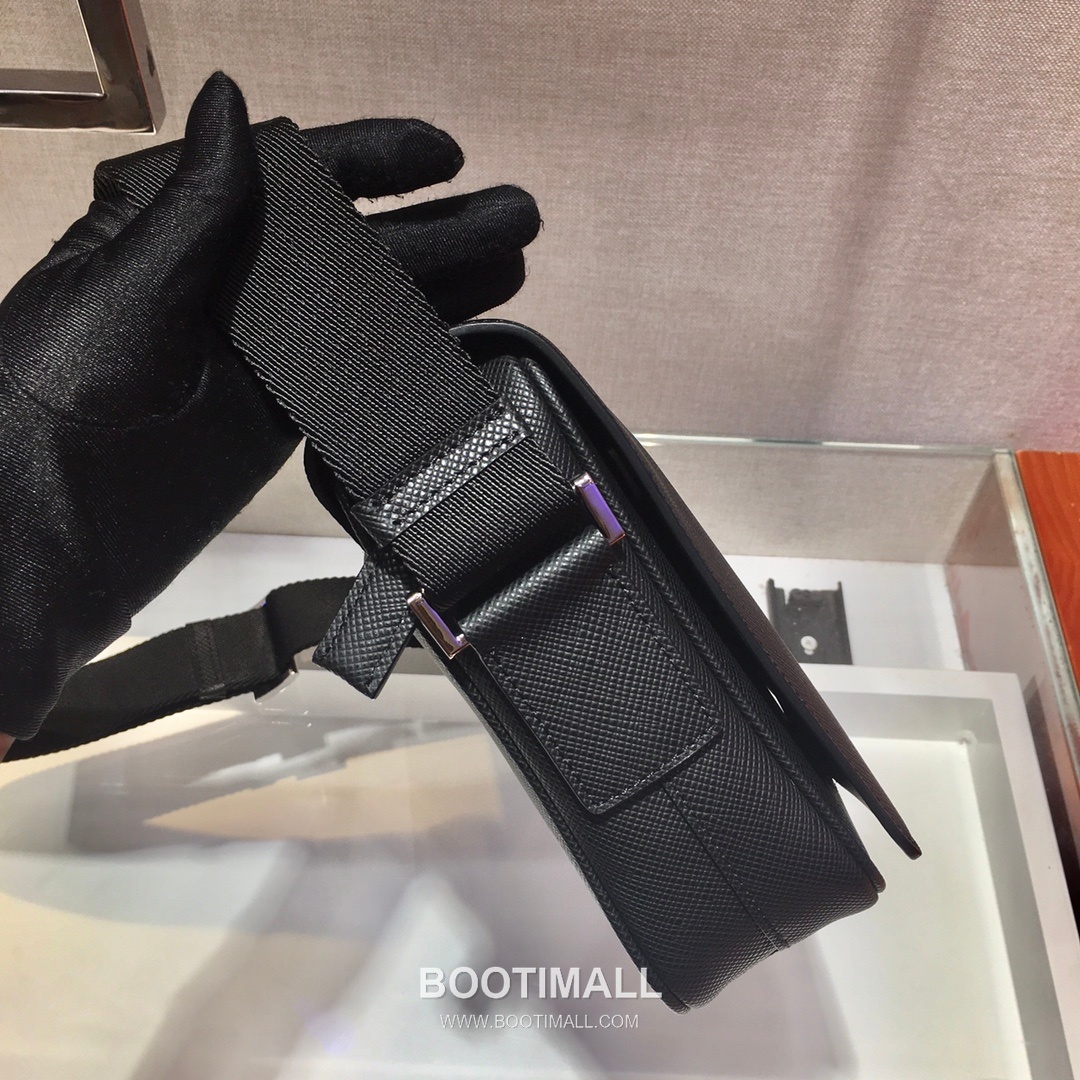 Prada Saffiano Calfskin Messenger Bag with Triangle Logo and Zip Closure Detail 프라다 사피아노 카프스킨 삼각로고 지퍼 메신저백 2VD038 24cm 7