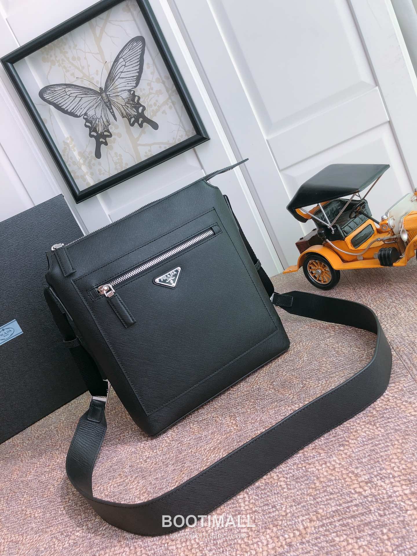 Prada Saffiano Calfskin Crossbody Bag with Front Zip Pocket and Multi Compartment Detail 프라다 사피아노 카프스킨 프론트지퍼 멀티수납 크로스백 2VG062 26cm 1