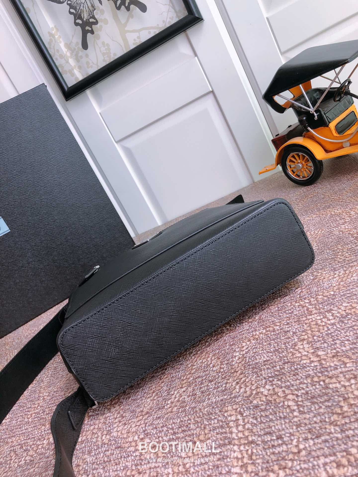 Prada Saffiano Calfskin Crossbody Bag with Front Zip Pocket and Multi Compartment Detail 프라다 사피아노 카프스킨 프론트지퍼 멀티수납 크로스백 2VG062 26cm 5