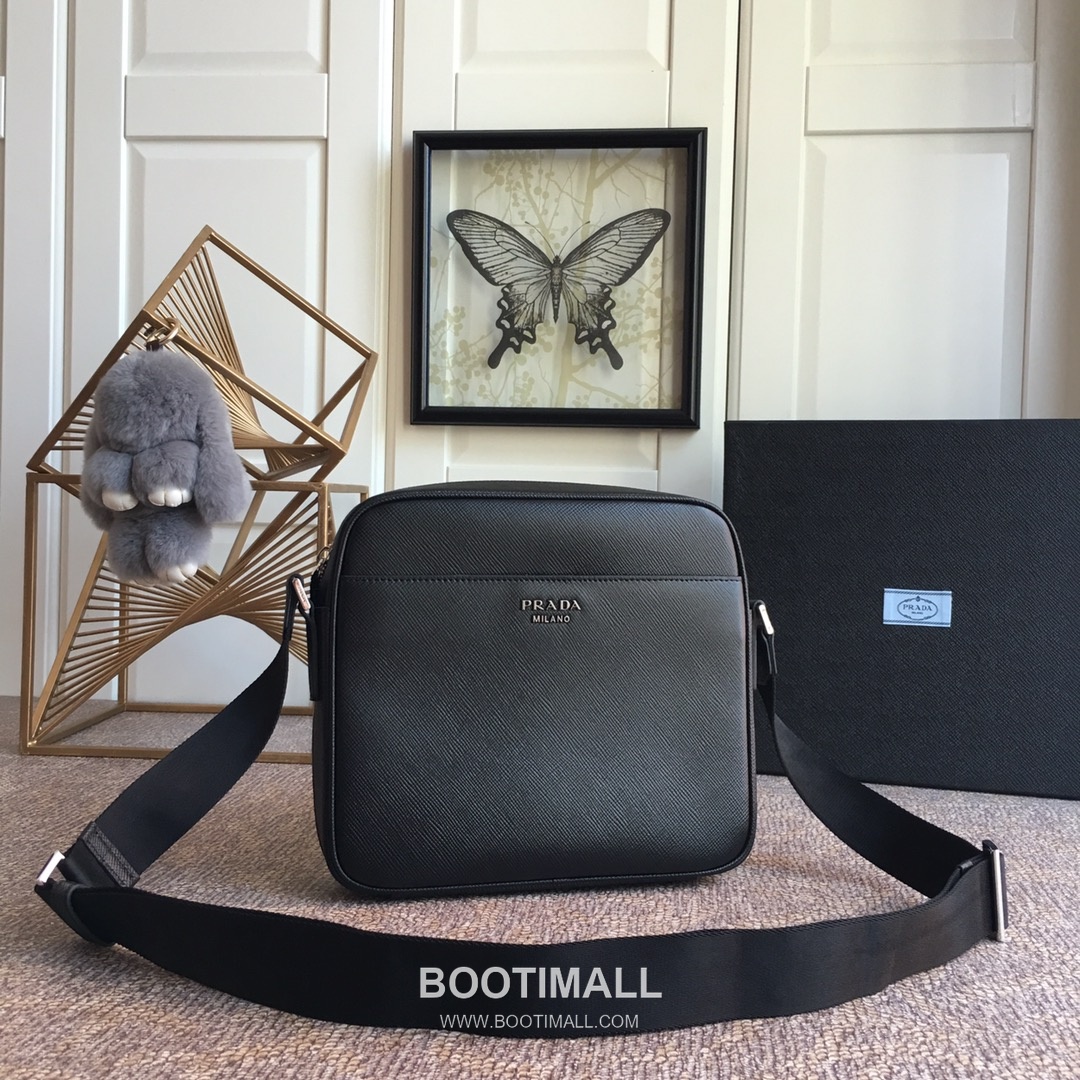 Prada Crossgrain Calfskin Shoulder Bag with Compact Structure and Logo Detail 프라다 크로스그레인 카프스킨 컴팩트 로고 숄더백 014 25cm 1