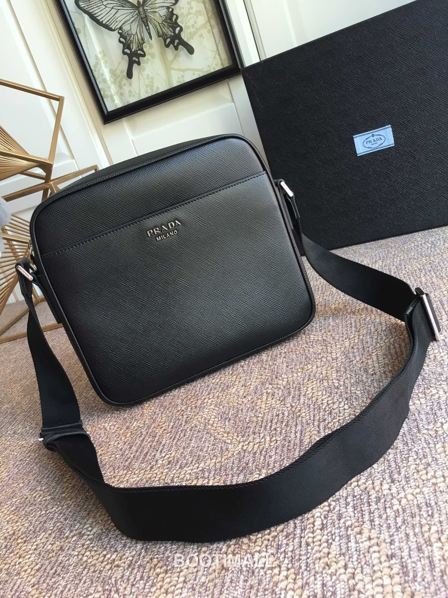 Prada Crossgrain Calfskin Shoulder Bag with Compact Structure and Logo Detail 프라다 크로스그레인 카프스킨 컴팩트 로고 숄더백 014 25cm 2