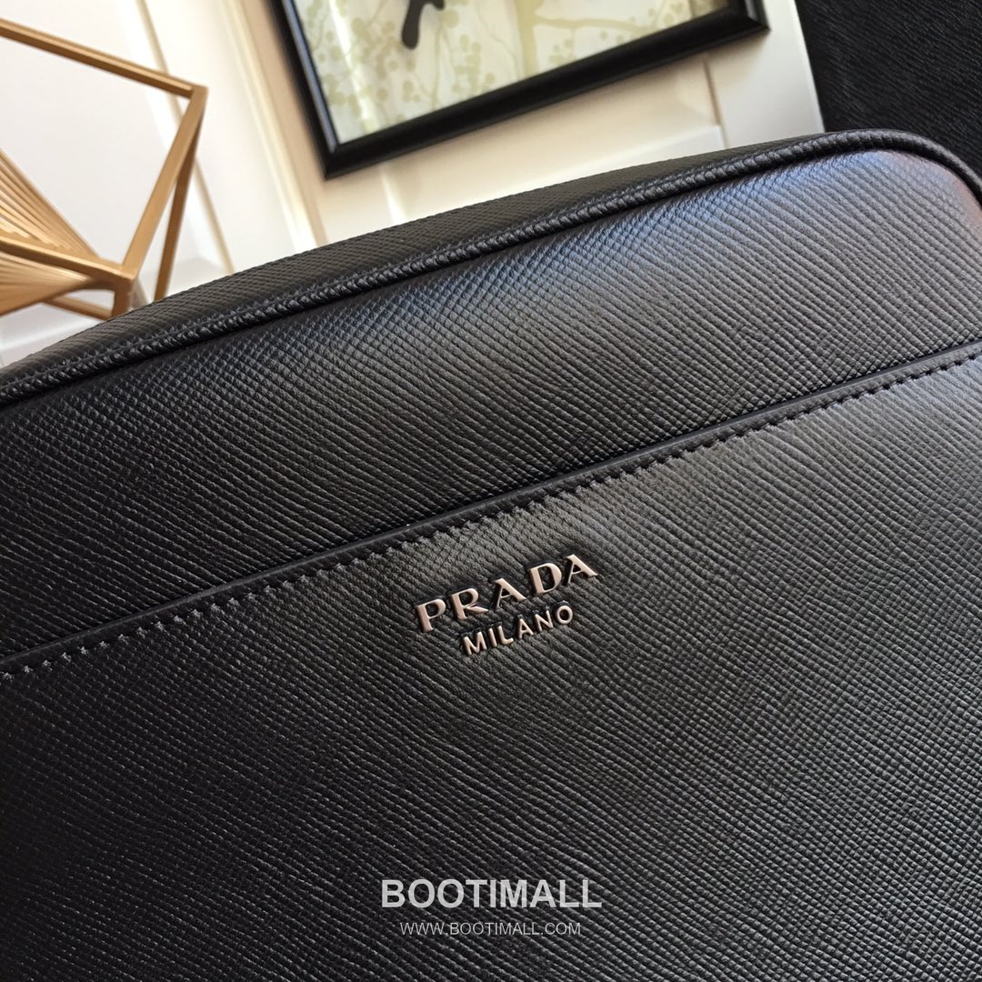 Prada Crossgrain Calfskin Shoulder Bag with Compact Structure and Logo Detail 프라다 크로스그레인 카프스킨 컴팩트 로고 숄더백 014 25cm 3