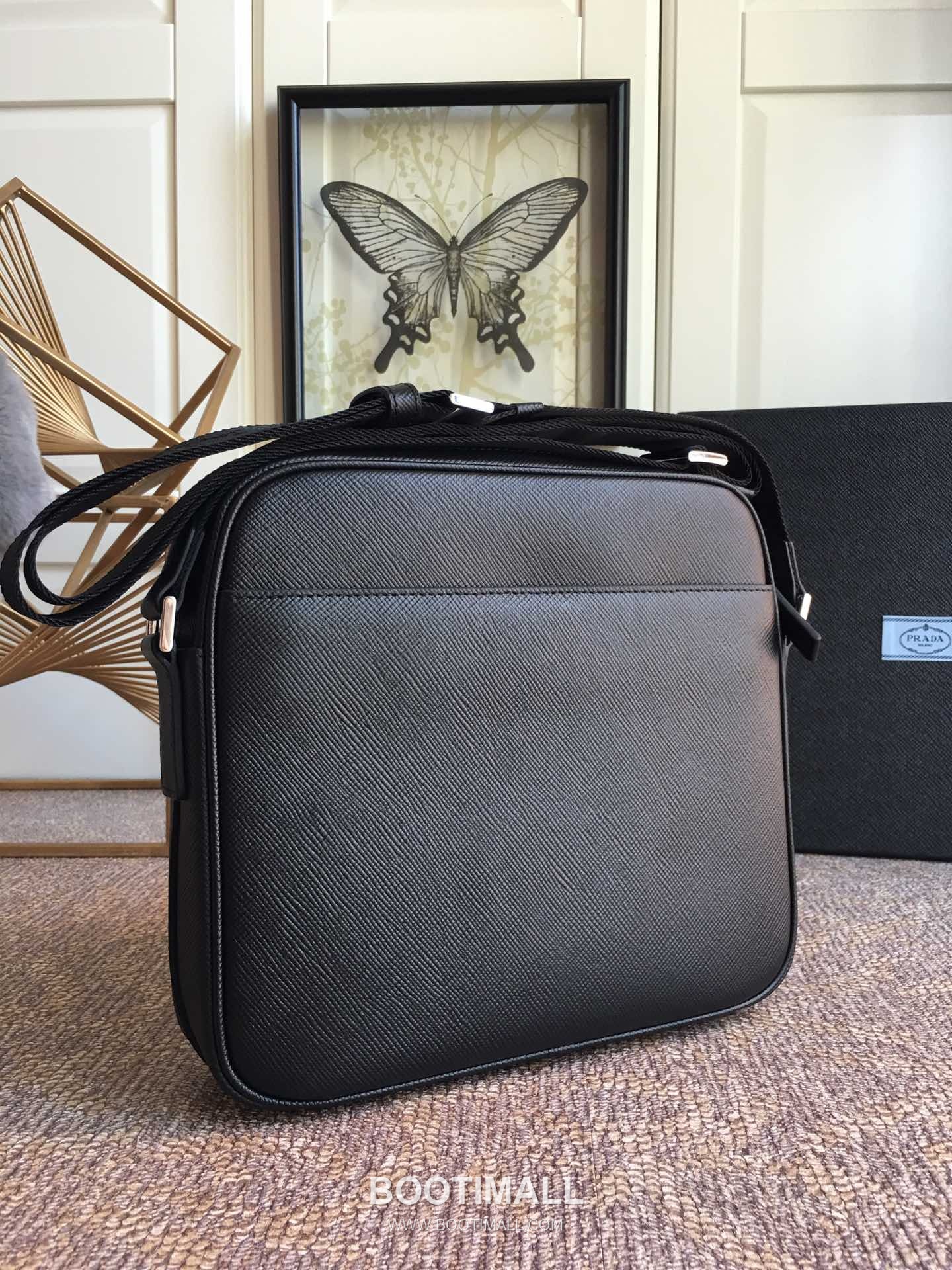 Prada Crossgrain Calfskin Shoulder Bag with Compact Structure and Logo Detail 프라다 크로스그레인 카프스킨 컴팩트 로고 숄더백 014 25cm 4
