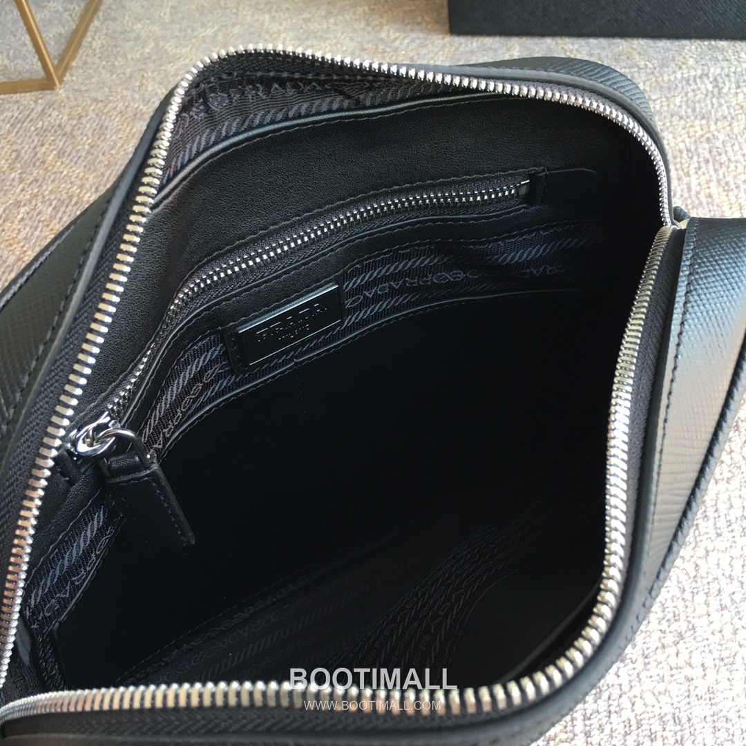 Prada Crossgrain Calfskin Shoulder Bag with Compact Structure and Logo Detail 프라다 크로스그레인 카프스킨 컴팩트 로고 숄더백 014 25cm 8