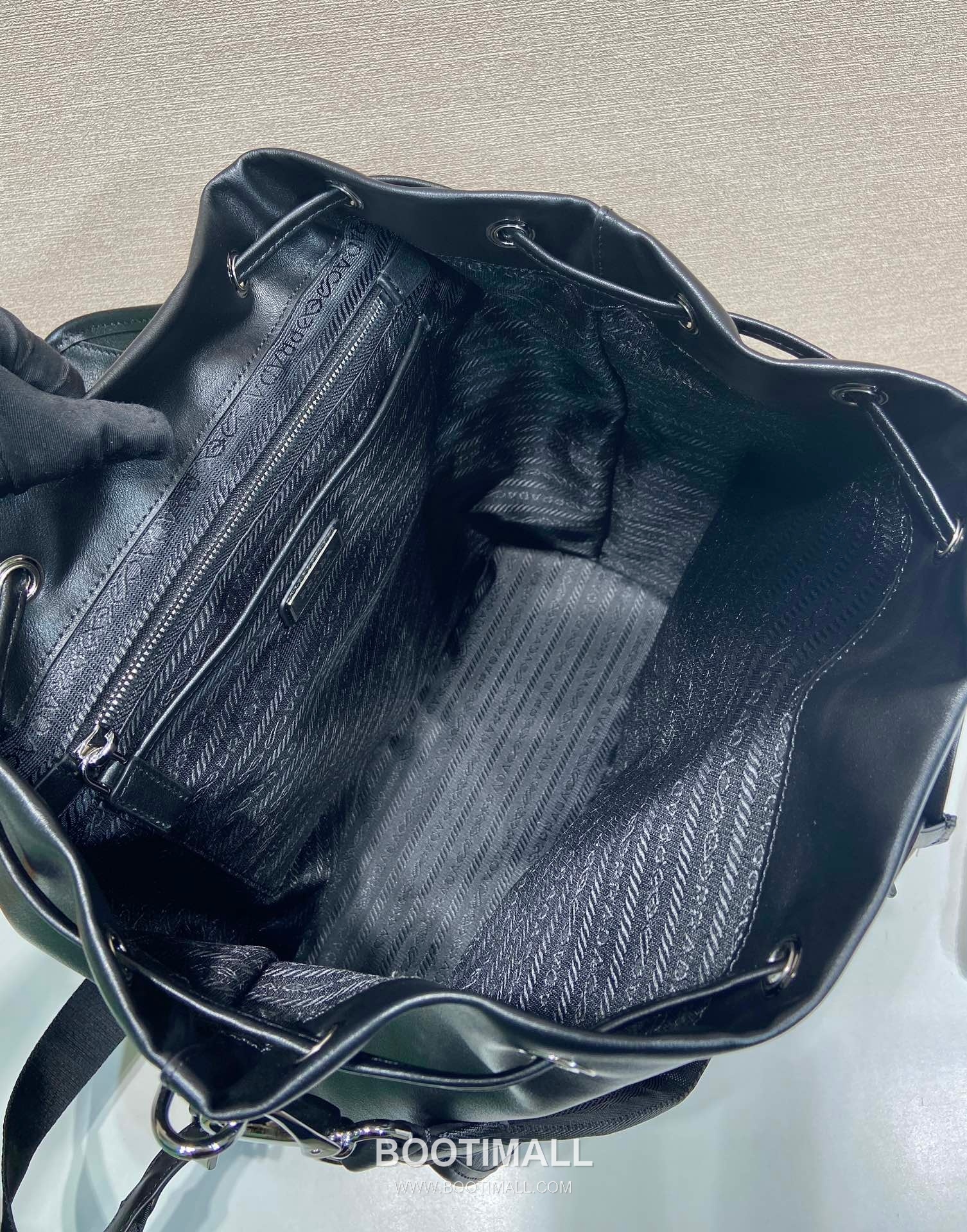 Prada Re-Nylon and Lambskin Backpack with Detachable Strap and Dual Use Detail 프라다 리나일론 램스킨 탈부착스트랩 투웨이 백팩 2VZ110A 34cm 17