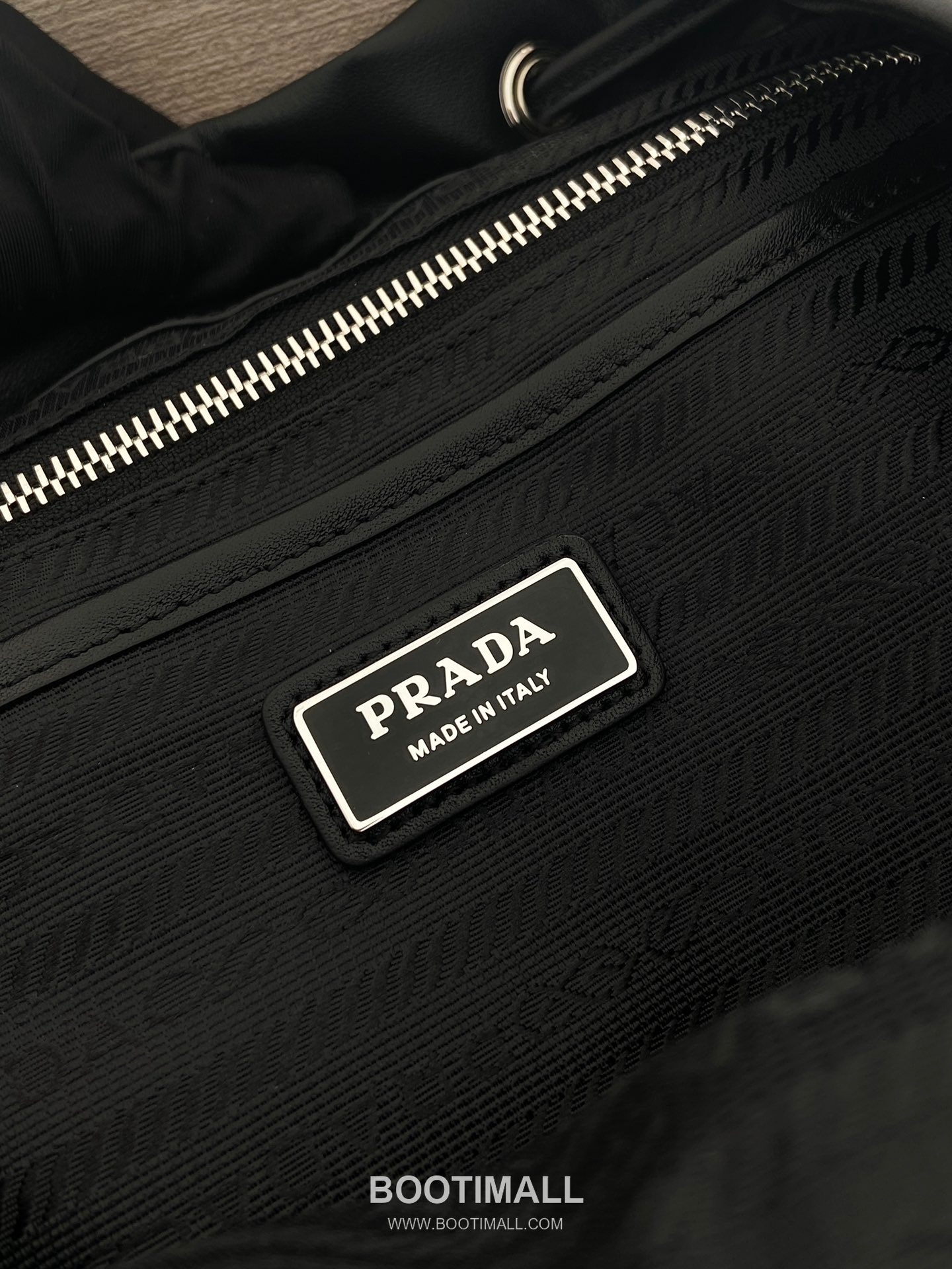 Prada Re-Nylon and Lambskin Backpack with Detachable Strap and Dual Use Detail 프라다 리나일론 램스킨 탈부착스트랩 투웨이 백팩 2VZ110A 34cm 18