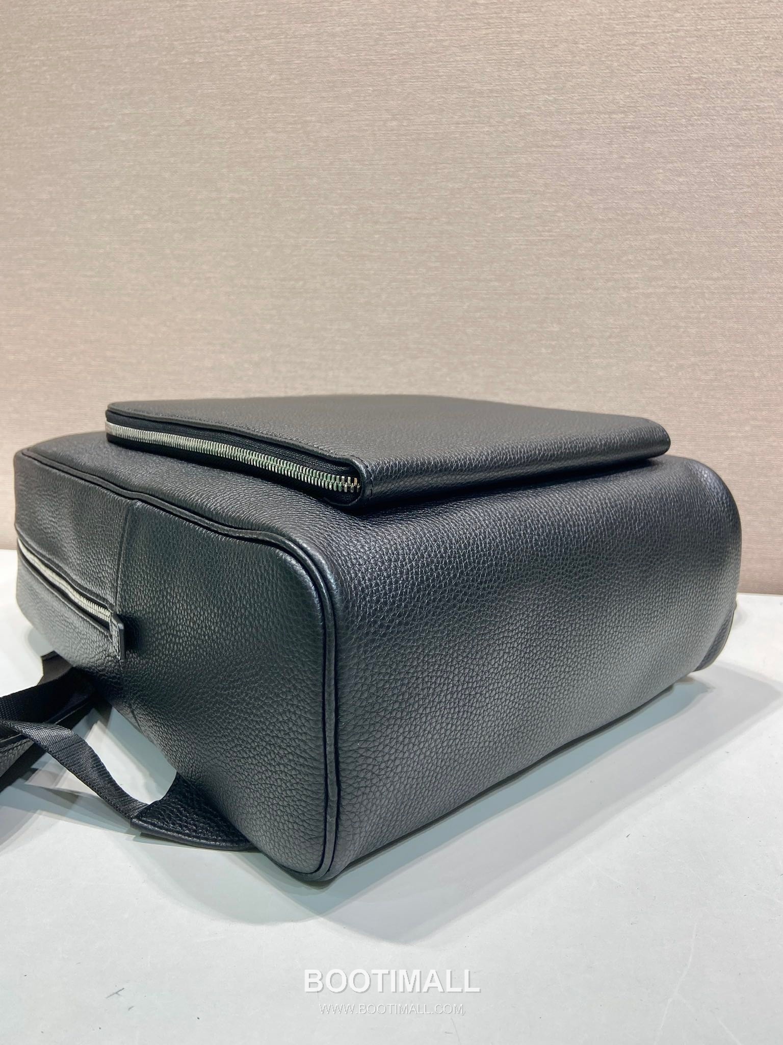 Prada Deer Grain Calfskin Backpack with Front Pocket and Dual Zip Detail 프라다 디어그레인 카프스킨 프론트포켓 더블지퍼 백팩 2VZ102 30cm 6