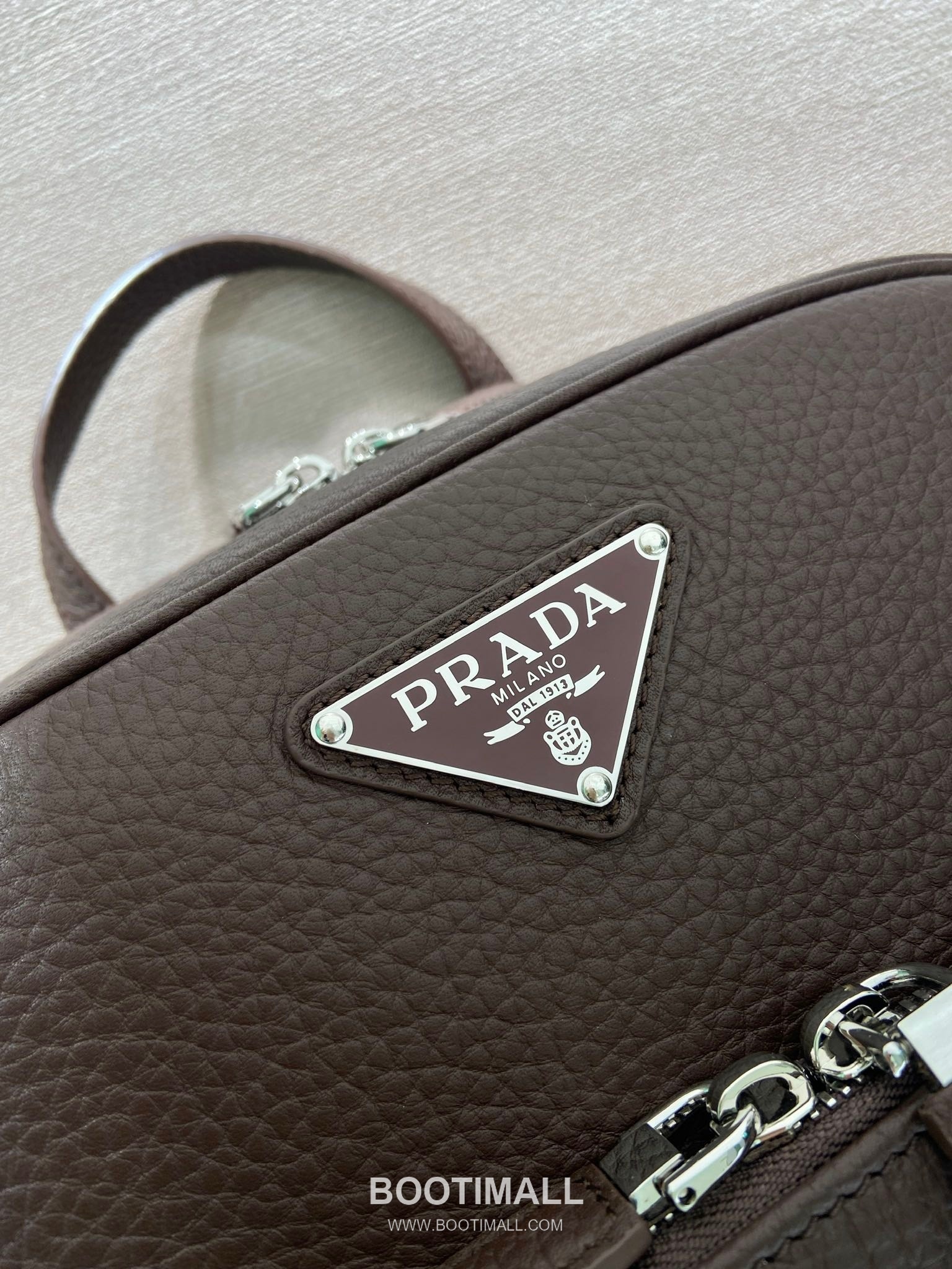 Prada Deer Grain Calfskin Backpack with Front Pocket and Dual Zip Detail 프라다 디어그레인 카프스킨 프론트포켓 더블지퍼 백팩 2VZ102 30cm 7