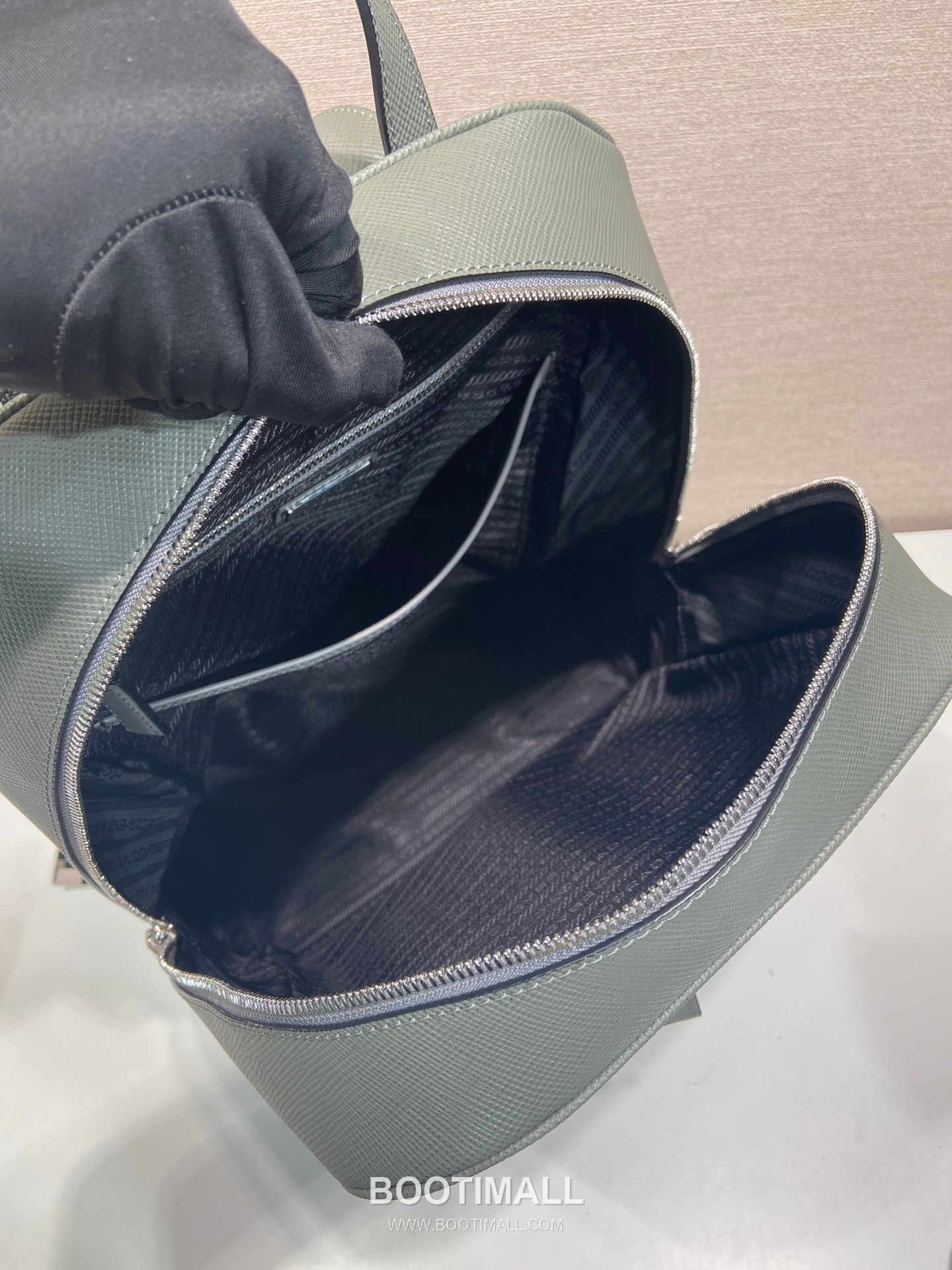 Prada Saffiano Calfskin Backpack with Front Pocket and Dual Zip Detail 프라다 사피아노 카프스킨 프론트포켓 더블지퍼 백팩 2VZ102 30cm 8