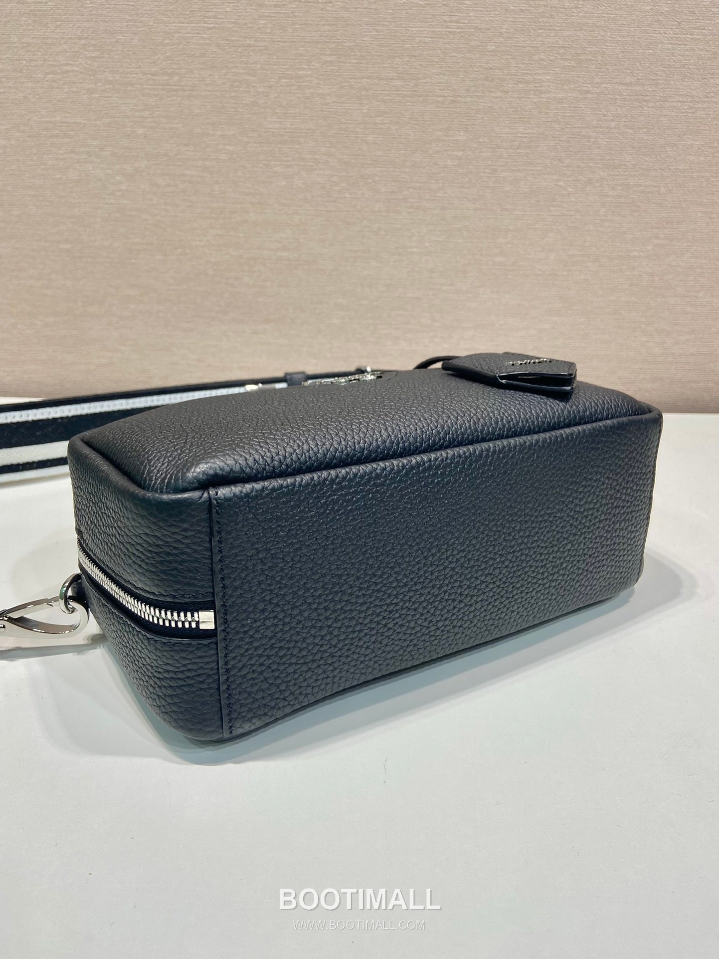 Prada Deer Grain Calfskin Top Handle Bag with Woven Strap and Zip Detail 프라다 디어그레인 카프스킨 우븐스트랩 지퍼 토트백 1BB102 24cm 6