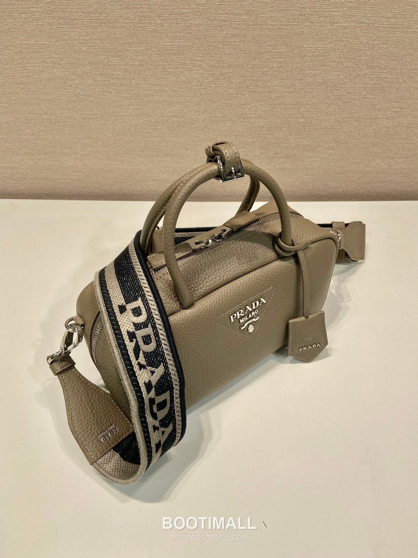 Prada Deer Grain Calfskin Top Handle Bag with Woven Strap and Zip Detail 프라다 디어그레인 카프스킨 우븐스트랩 지퍼 토트백 1BB102 24cm 3
