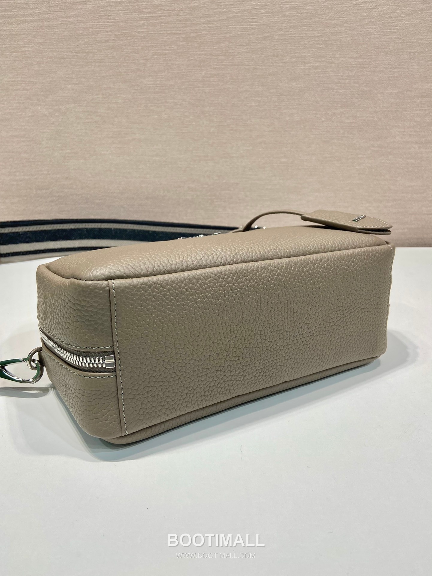 Prada Deer Grain Calfskin Top Handle Bag with Woven Strap and Zip Detail 프라다 디어그레인 카프스킨 우븐스트랩 지퍼 토트백 1BB102 24cm 6