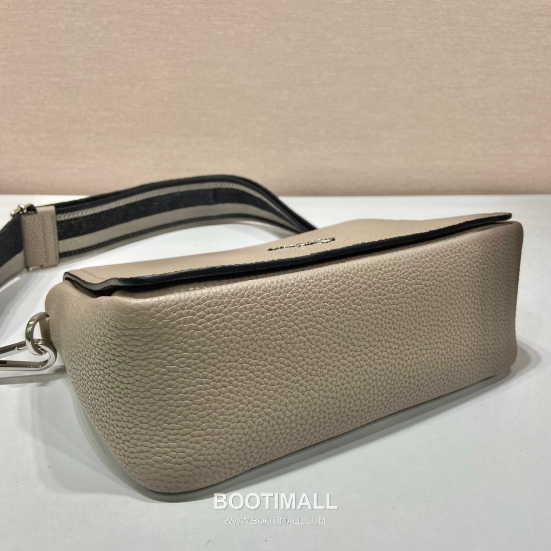Prada Deer Grain Calfskin Shoulder Bag with Dual Detachable Strap and Logo Detail 프라다 디어그레인 카프스킨 더블스트랩 로고 숄더백 1BD314 23cm 5