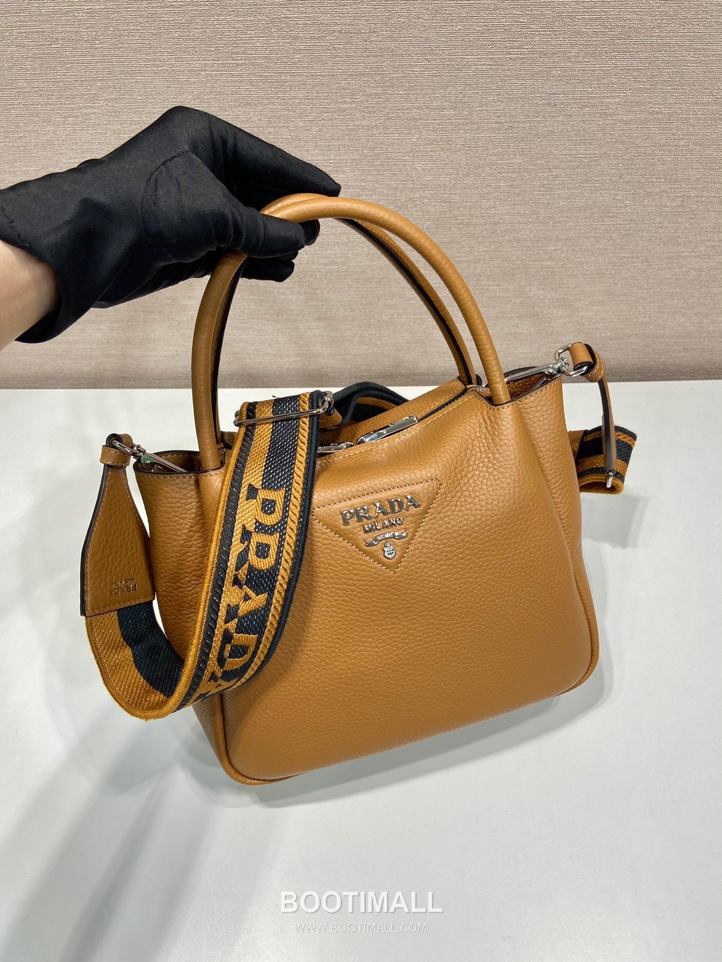 Prada Deer Grain Calfskin Shoulder Bag with Dual Detachable Strap and Multi Compartment Detail 프라다 디어그레인 카프스킨 더블스트랩 멀티수납 숄더백 1BC145 23cm 2