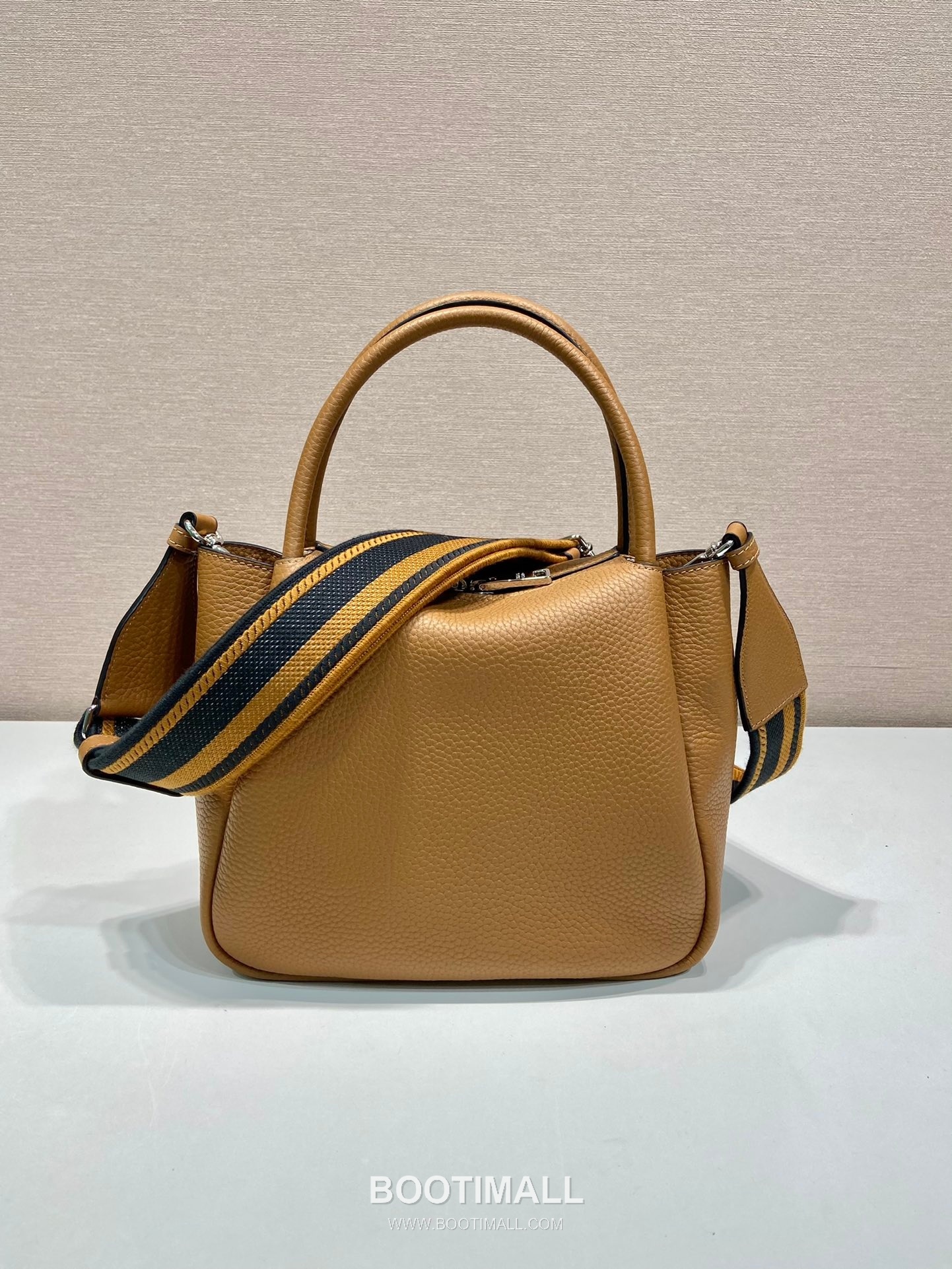 Prada Deer Grain Calfskin Shoulder Bag with Dual Detachable Strap and Multi Compartment Detail 프라다 디어그레인 카프스킨 더블스트랩 멀티수납 숄더백 1BC145 23cm 4