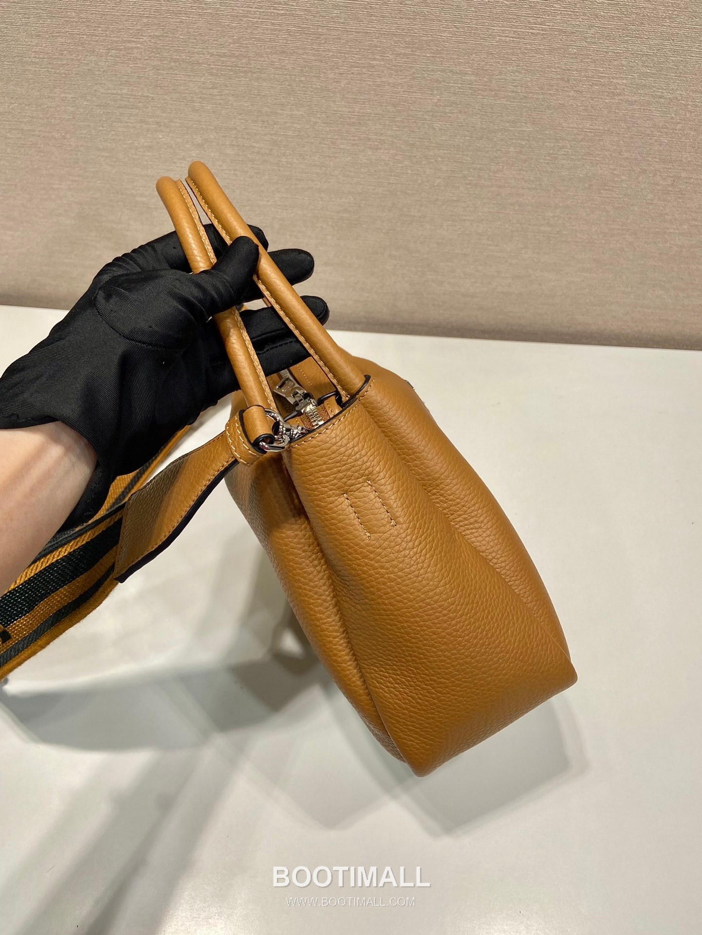 Prada Deer Grain Calfskin Shoulder Bag with Dual Detachable Strap and Multi Compartment Detail 프라다 디어그레인 카프스킨 더블스트랩 멀티수납 숄더백 1BC145 23cm 5